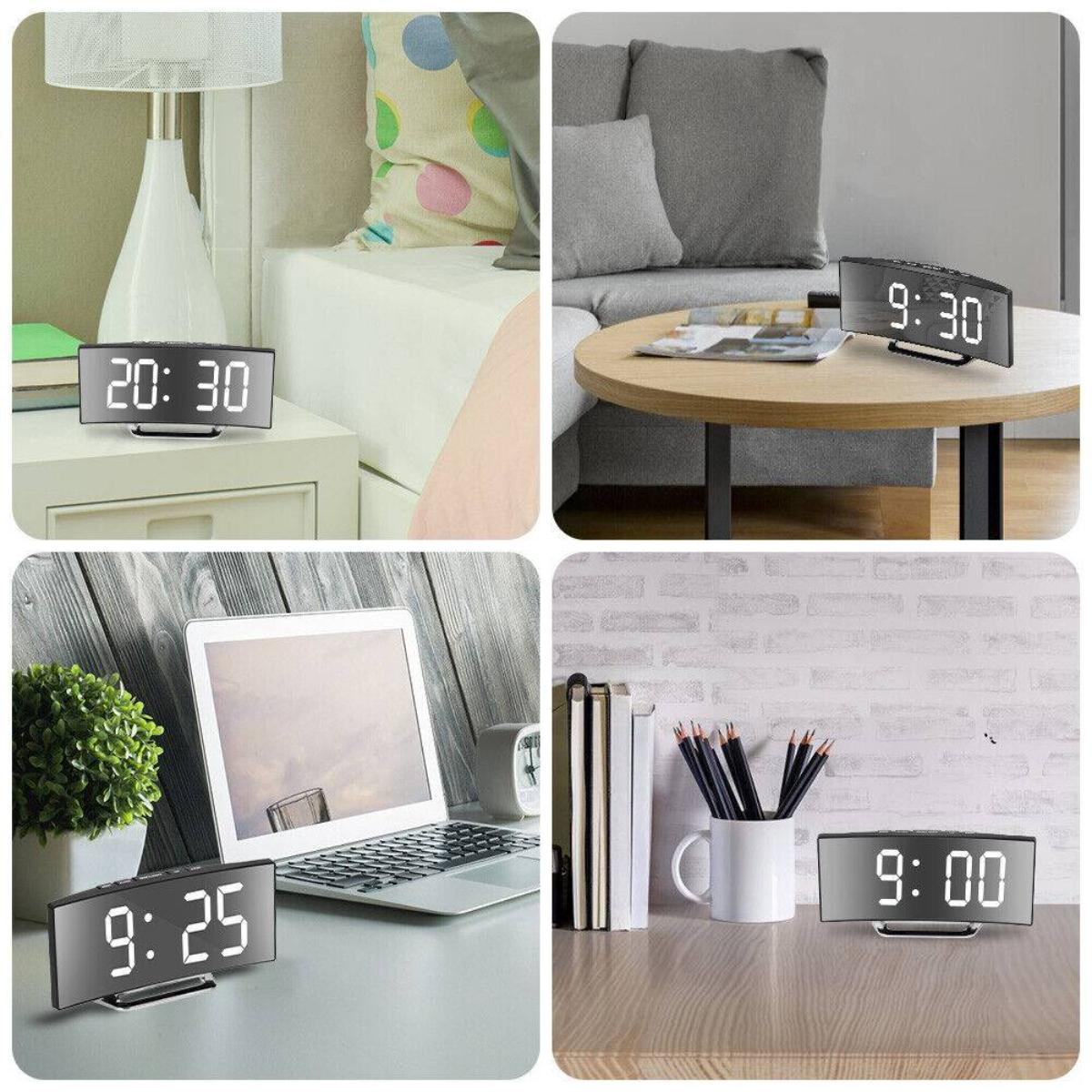 Collage, das eine gebogene Digitaluhr in verschiedenen Umgebungen zeigt: Nachttisch, Couchtisch, Schreibtisch und Regal.