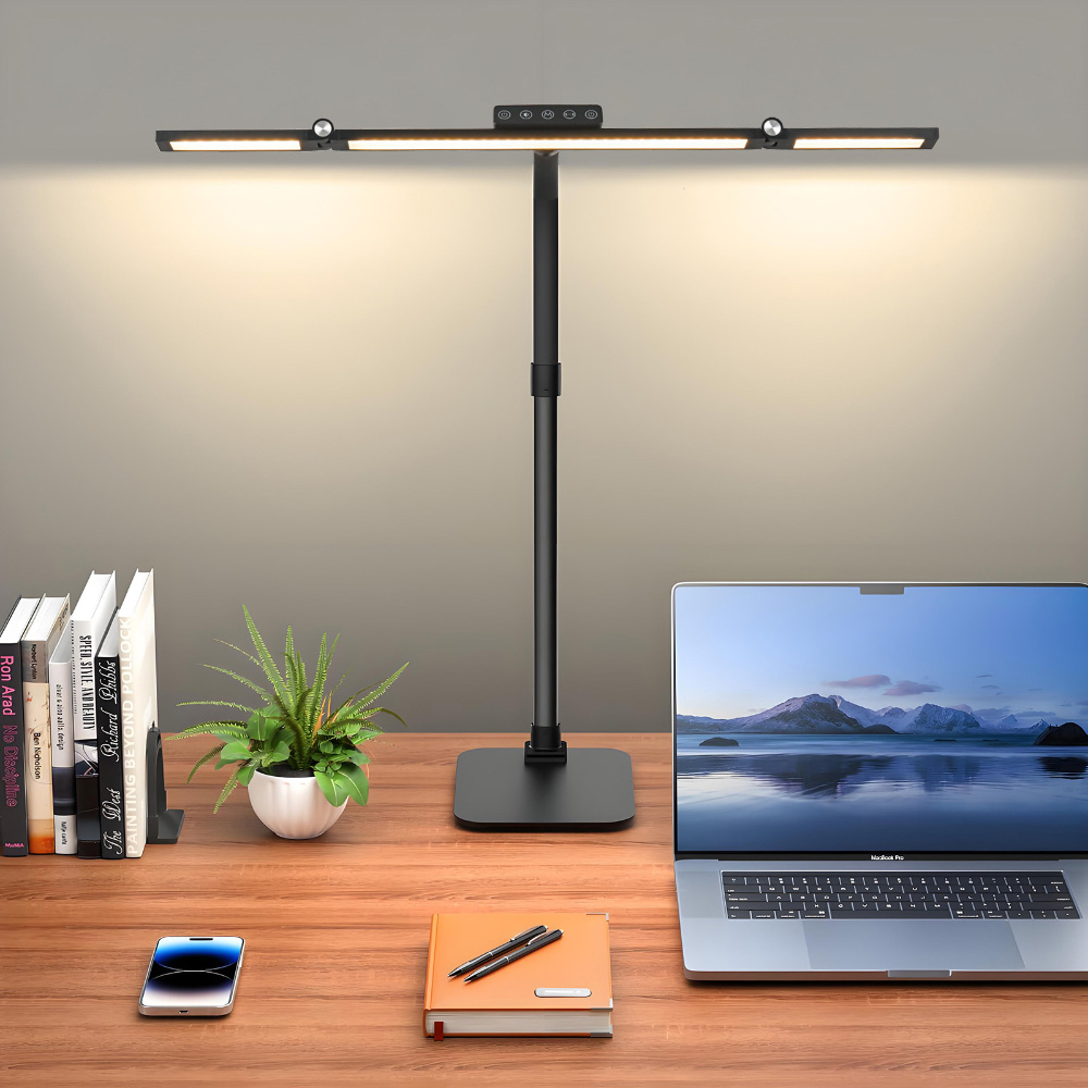 Schreibtischlampe auf einem Schreibtisch mit Büchern, einer Pflanze, einem Laptop, einem Telefon und einem Notizbuch.