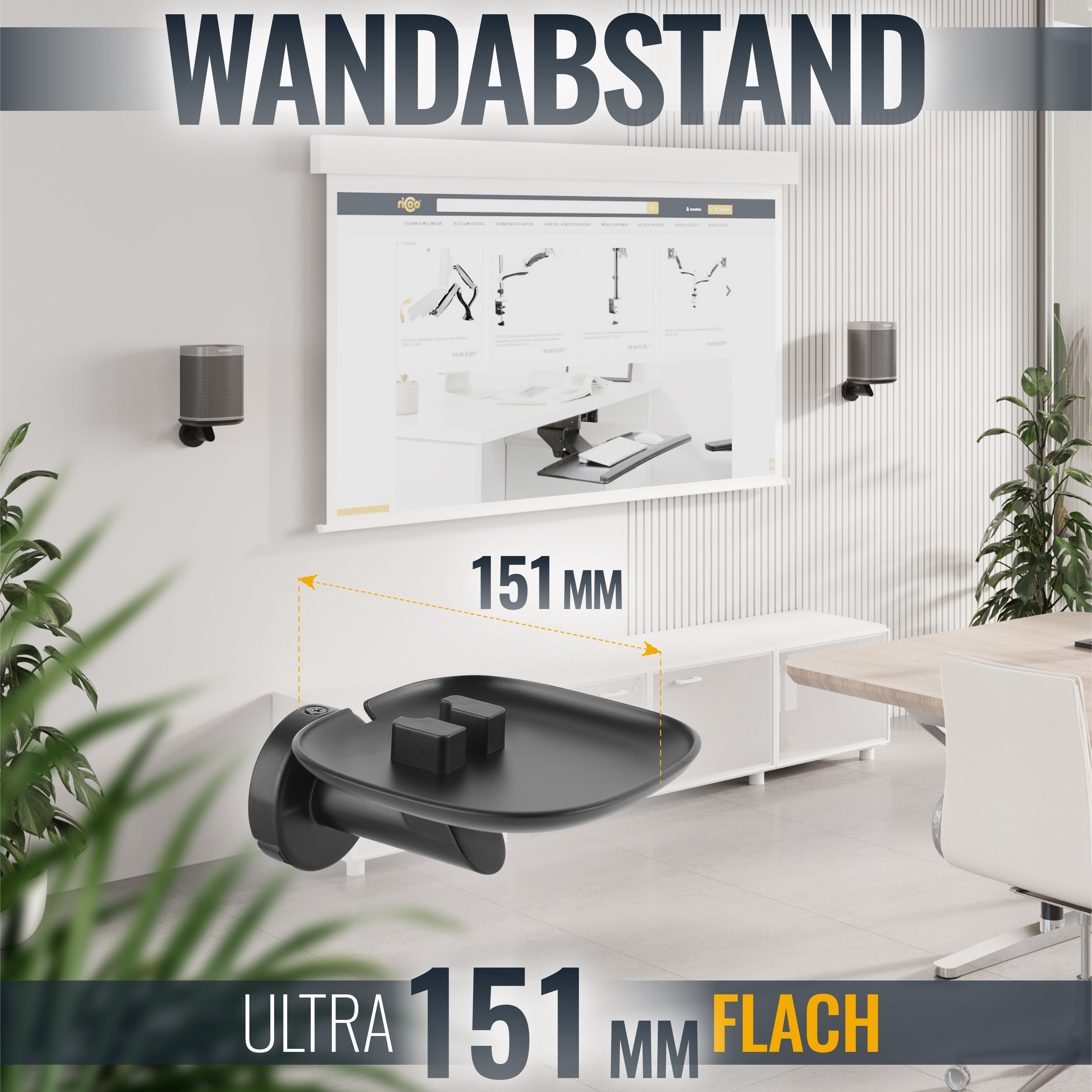 Ein an der Wand montiertes Regal für Lautsprecher wird in einer Büroumgebung gezeigt.