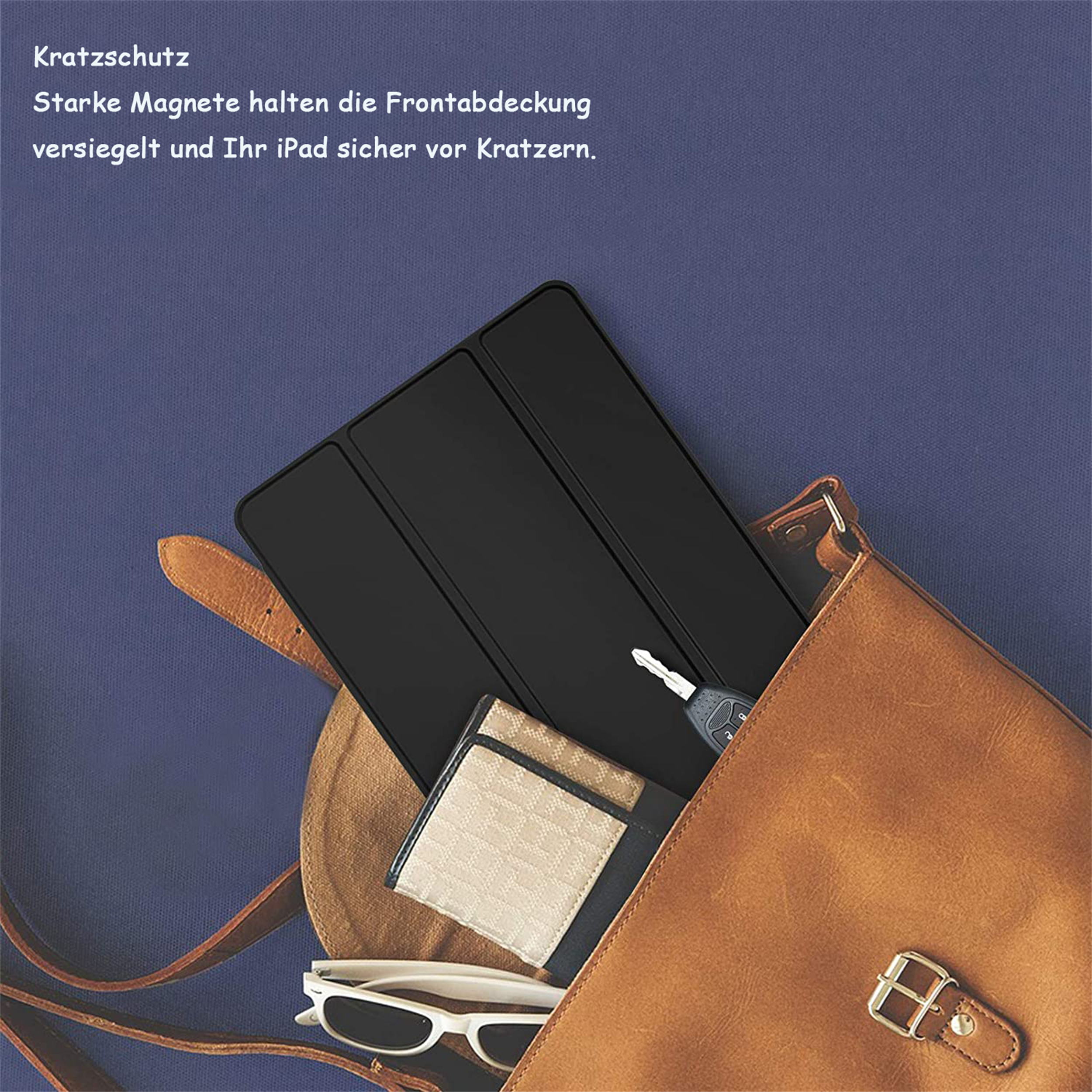 Ein iPad befindet sich in einer braunen Tasche mit einer Geldbörse, Schlüsseln und einer Sonnenbrille vor einem dunkelblauen Hintergrund.