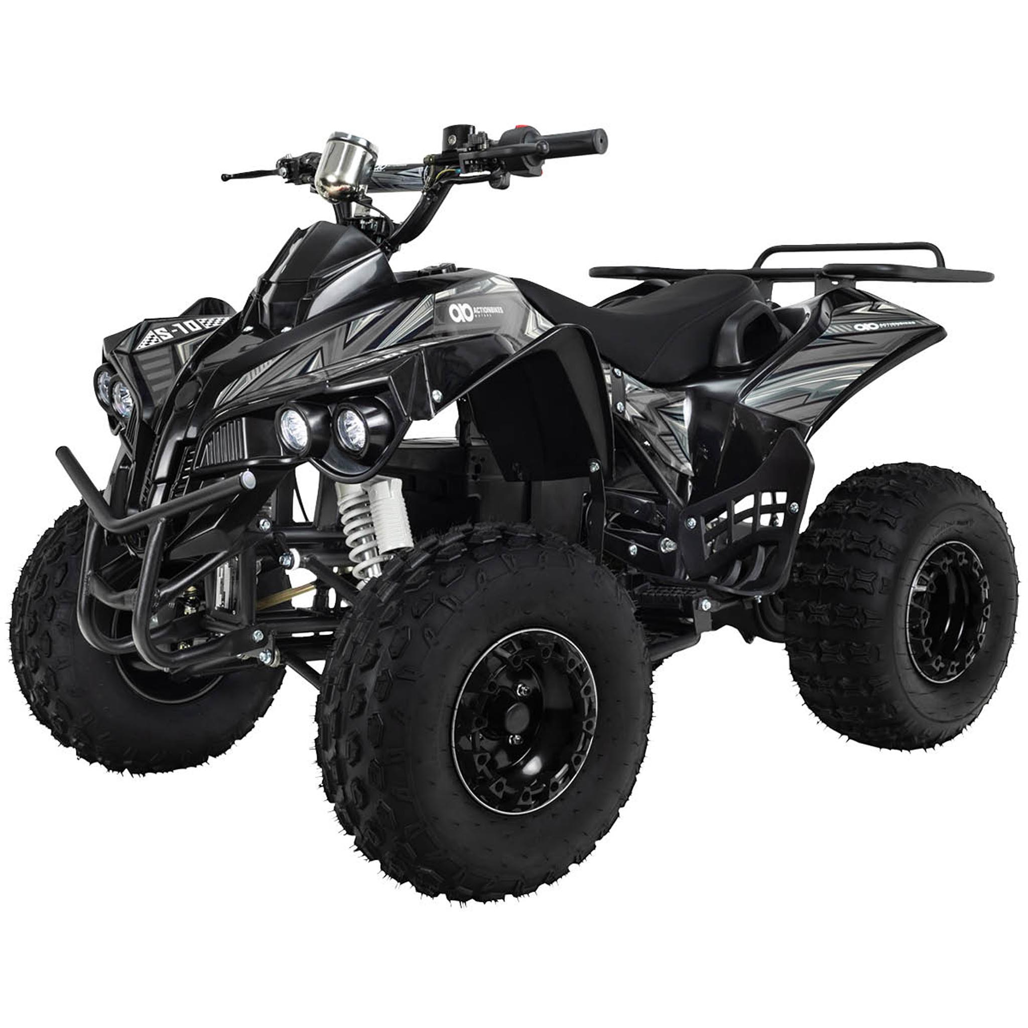 Ein schwarzes, detailliertes ATV mit silbernen Akzenten auf weißem Hintergrund, das sein robustes Design und seine Funktionen zeigt.