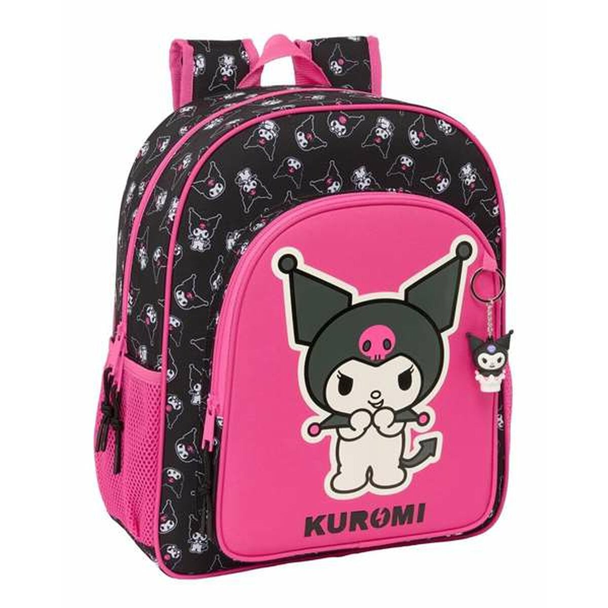 Rosa-schwarzer Rucksack mit einer Zeichentrickfigur auf der Vordertasche und dem Namen Kuromi.