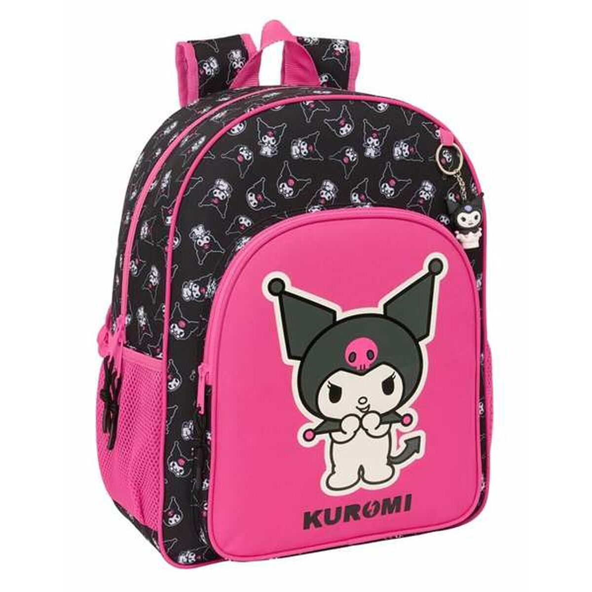 Ein rosa-schwarzer Rucksack mit einer Cartoonfigur mit spitzen Ohren und dem Namen 'Kuromi' auf der Vorderseite.