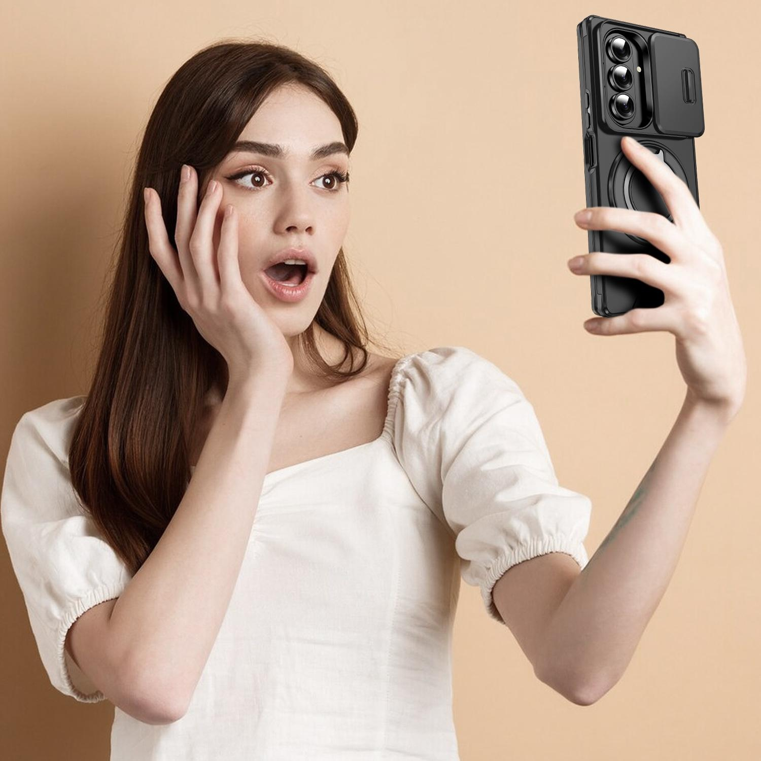 Frau hält ein schwarzes Telefon mit Hülle. Sie sieht überrascht aus, während sie ein Selfie macht. Das Telefon hat eine Kameraabdeckung.