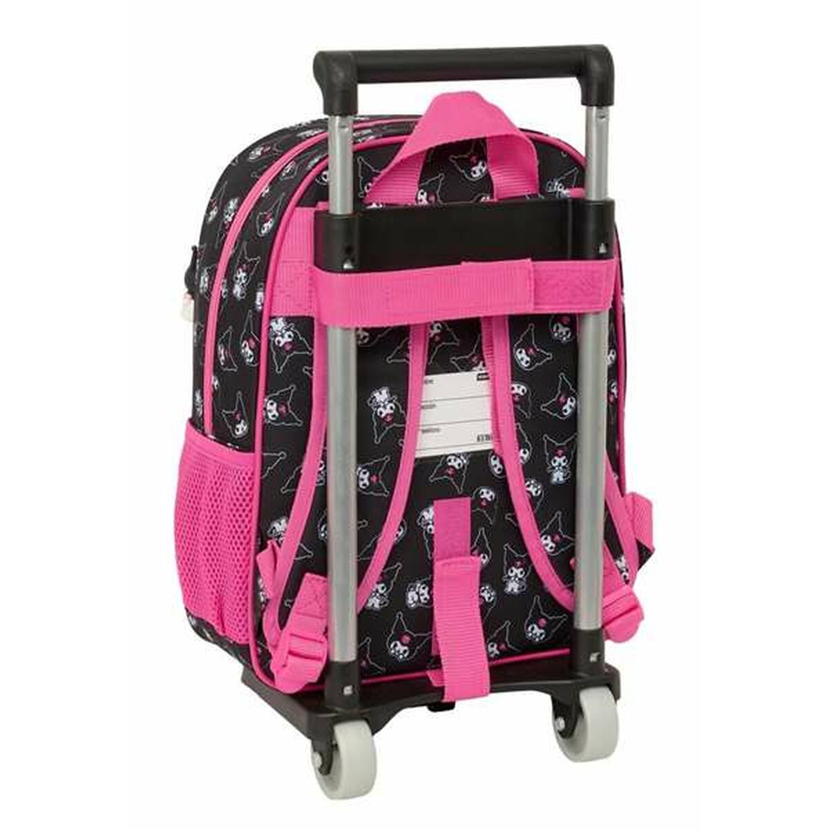 Ein schwarzer Rollrucksack mit pinkfarbenem Rand, Kuromi-Muster, einem einziehbaren Griff und Rädern an der Basis.