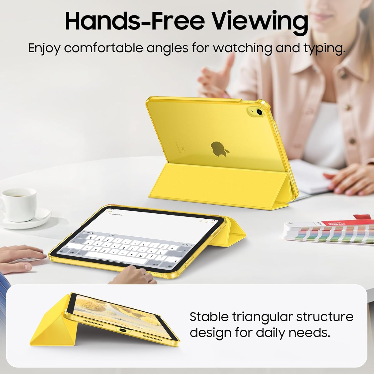 Zwei gelbe iPads stehen auf einem weißen Tisch mit einer Person im Hintergrund, die freihändige Betrachtung ermöglicht.