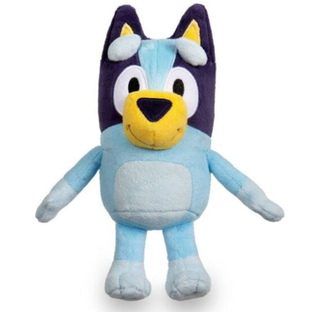 Bluey-Plüschtier mit hellblauem Bauch und dunkelblauem Kopf, das aufrecht mit ausgestreckten Armen steht.