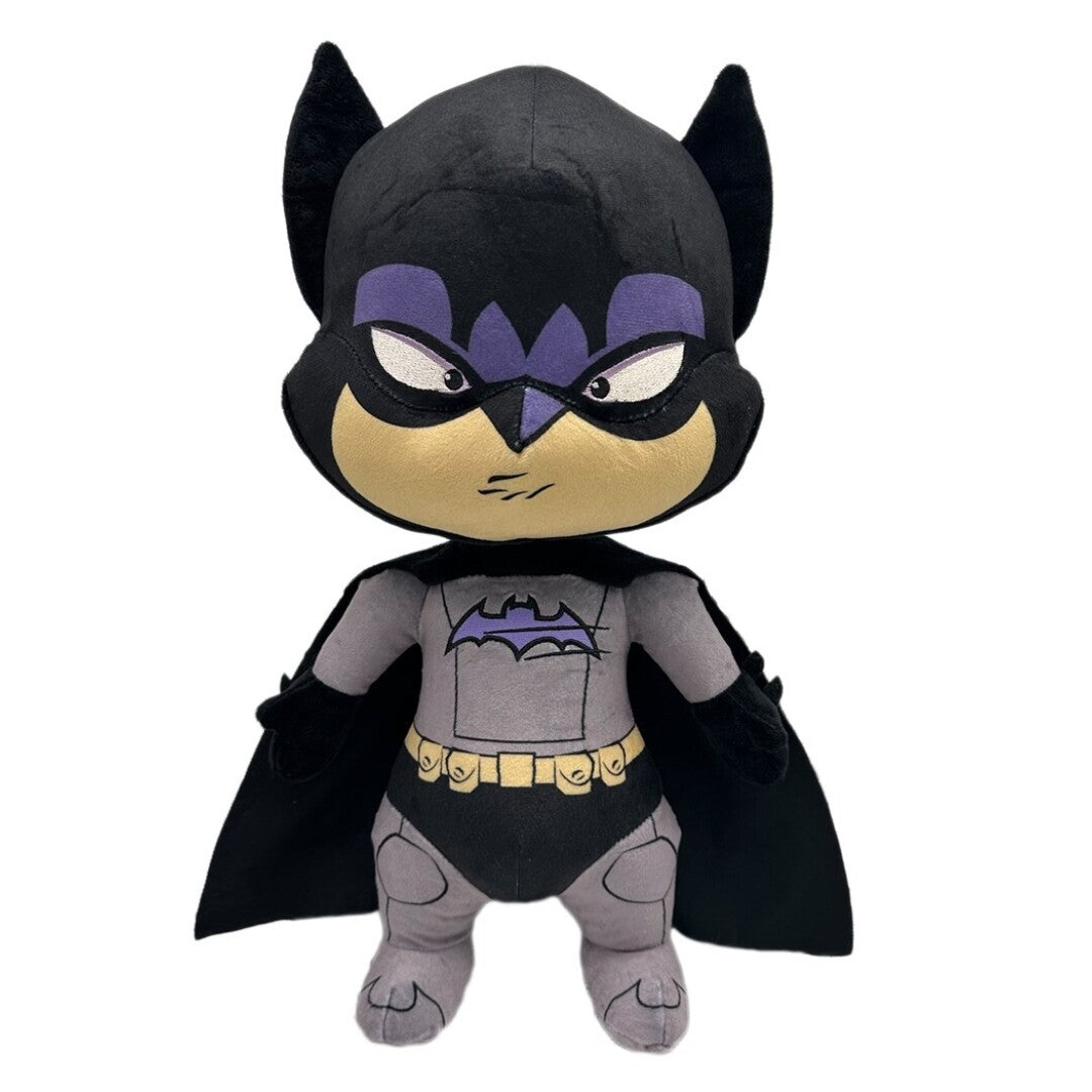 Ein Batman-Plüschtier mit großem Kopf und kleinem Körper auf weißem Hintergrund.