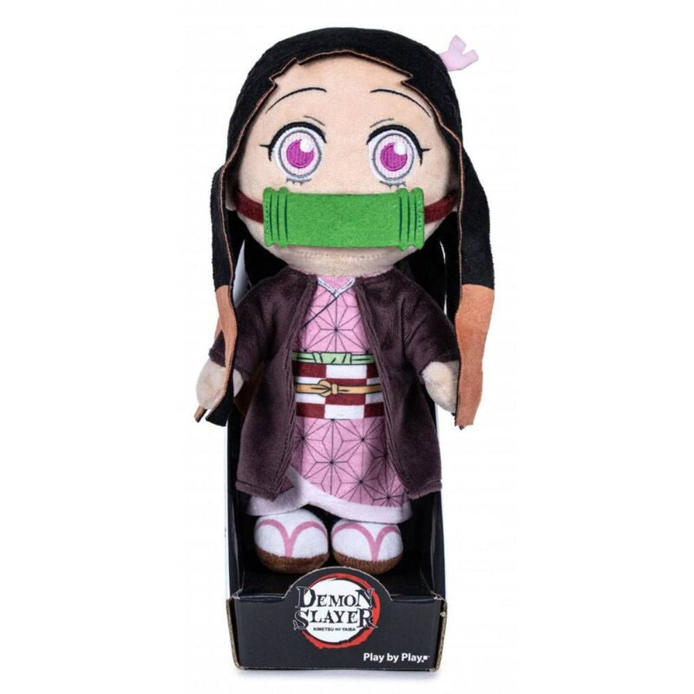 Eine Plüschpuppe von Nezuko Kamado mit rosa Augen, langen schwarzen Haaren und einer grünen Schnauze in einer Schachtel.