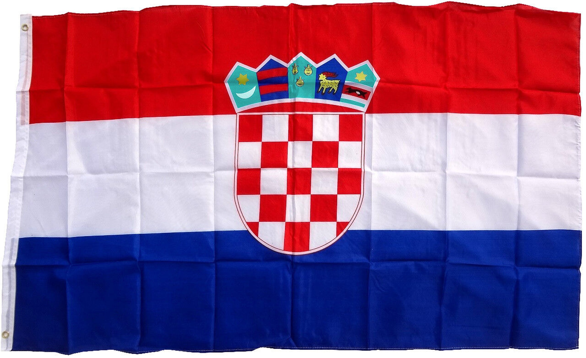 Eine kroatische Flagge mit roten, weißen und blauen horizontalen Streifen und dem kroatischen Wappen in der Mitte.