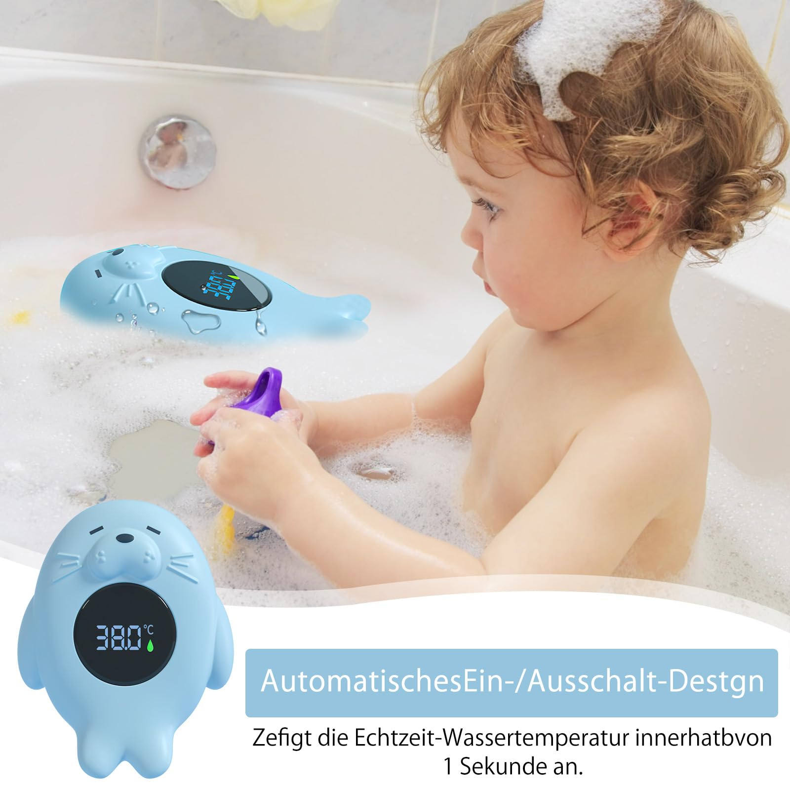 Ein Kleinkind in einer Badewanne mit Blasen, das ein blaues Robben-Thermometer benutzt.