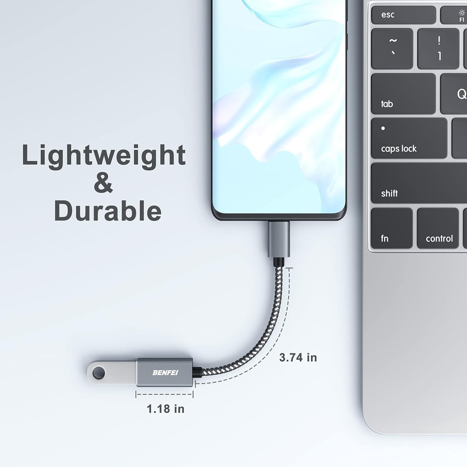 Silberner USB-Adapter, der mit einem Telefon und einem Laptop verbunden ist, mit beschrifteten Abmessungen.