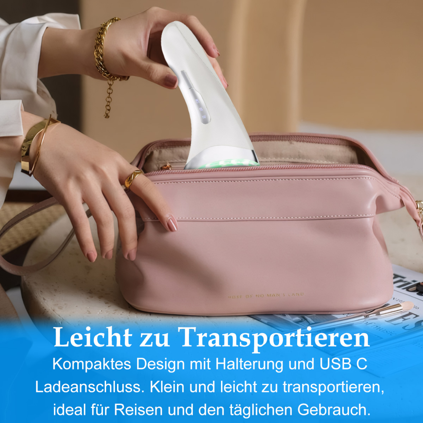 Eine Frau legt ein weißes Gesichtsgerät mit grünen LED-Leuchten in eine rosa Handtasche.