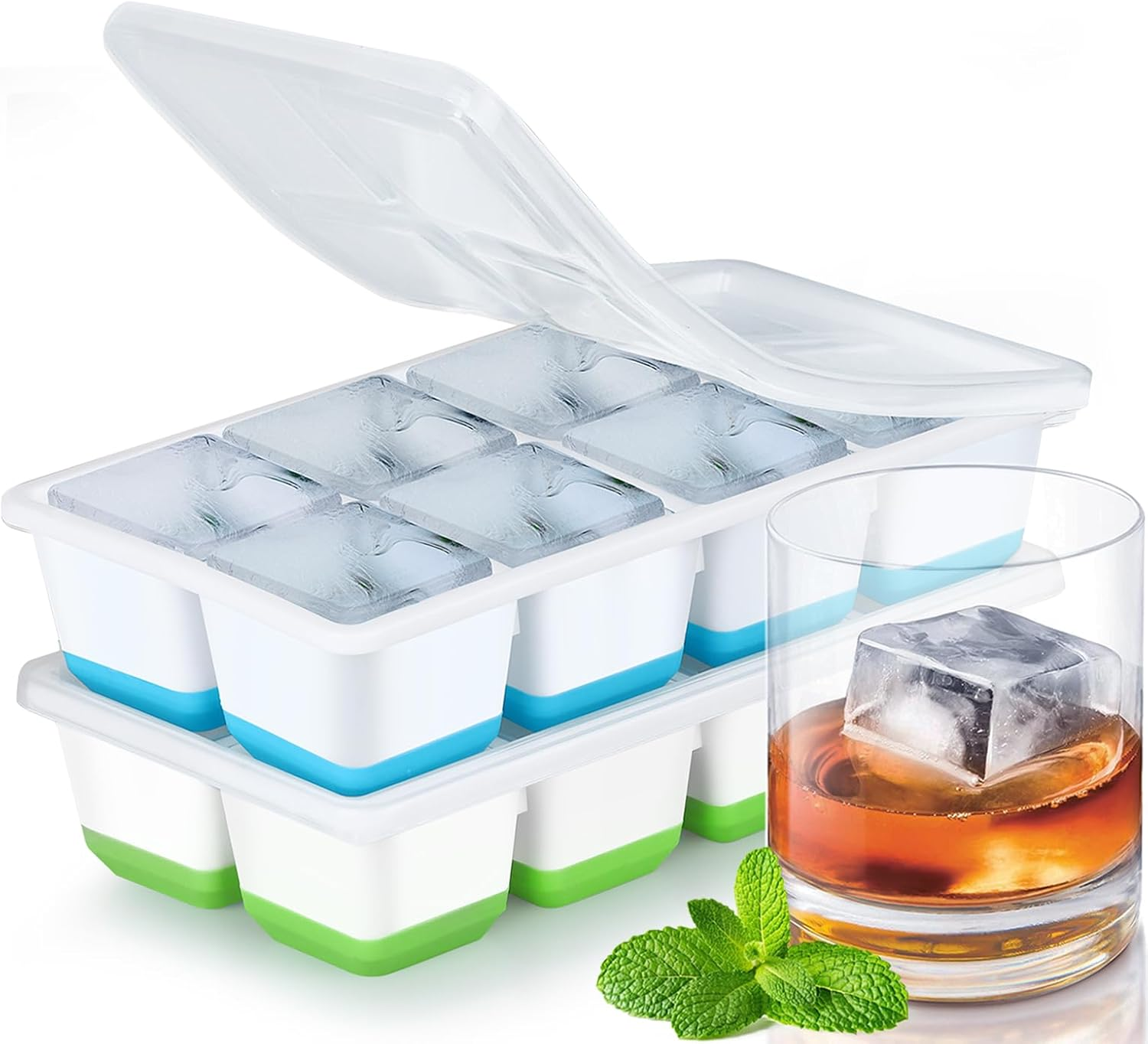 Das Bild zeigt Eiswürfelformen, Eiswürfel, ein Glas Whisky und Minze auf einem weißen Hintergrund.