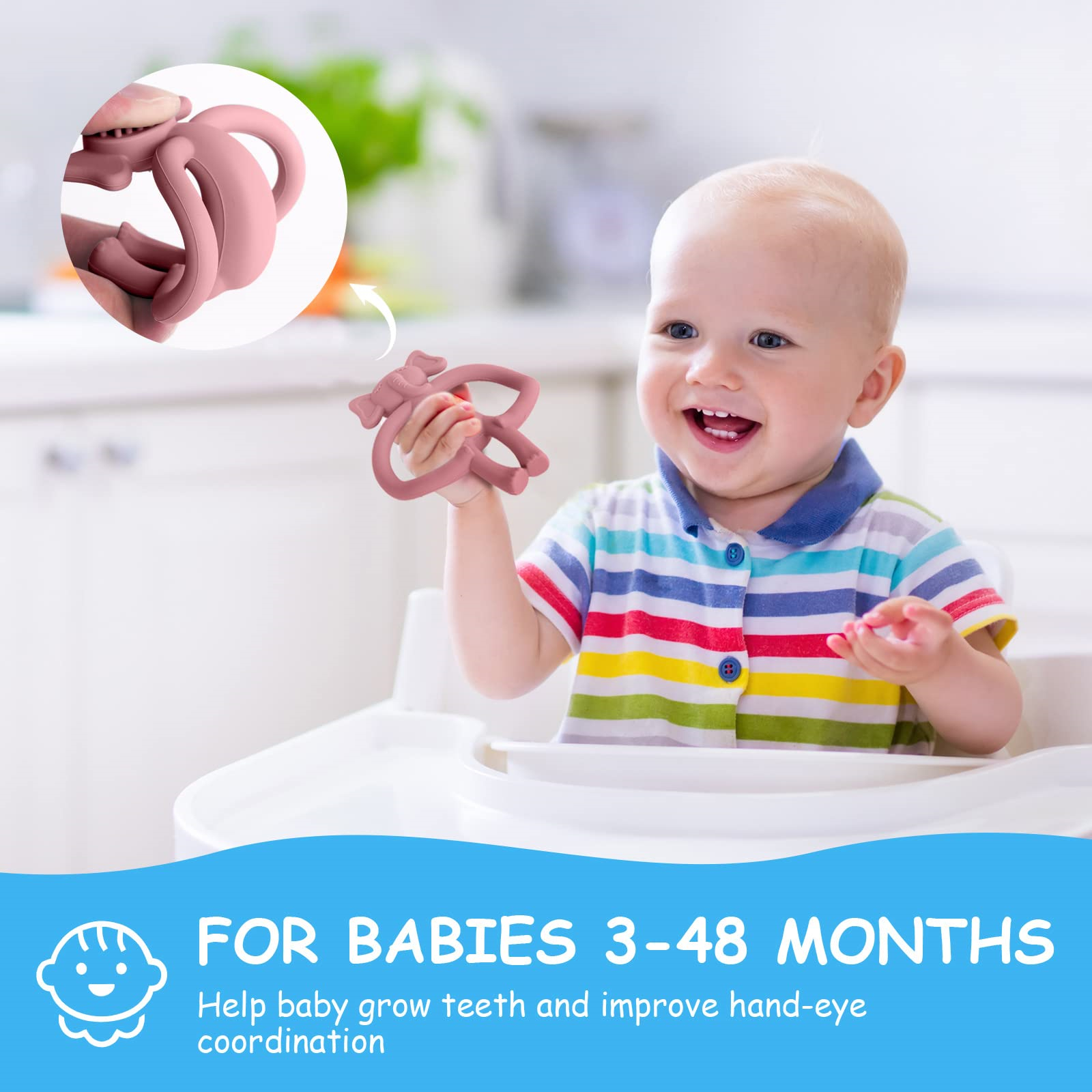 Ein Baby lächelt und hält einen rosa elefantenförmigen Beißring.