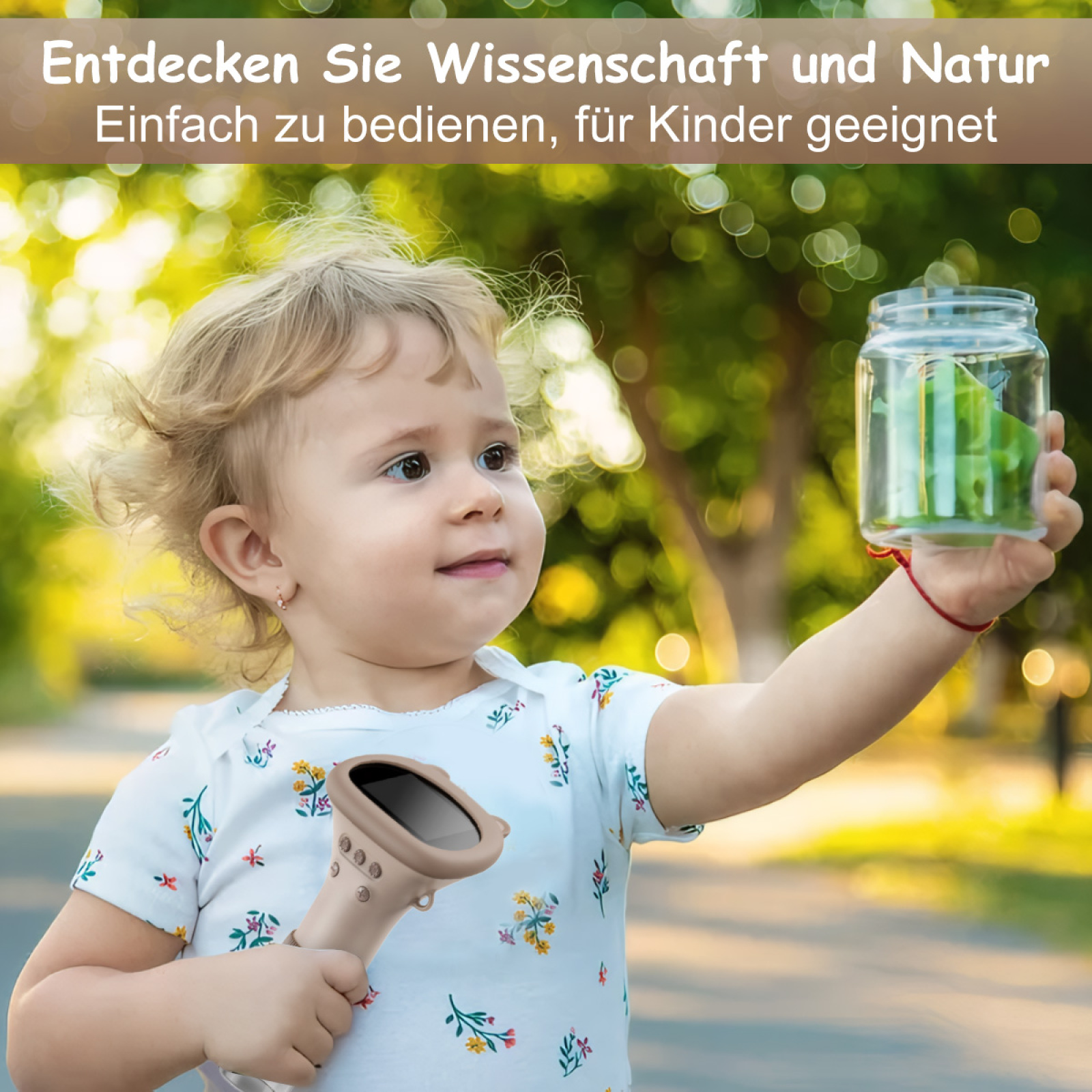 Kind hält beigefarbenes digitales Mikroskop und ein Glas. Draußen.