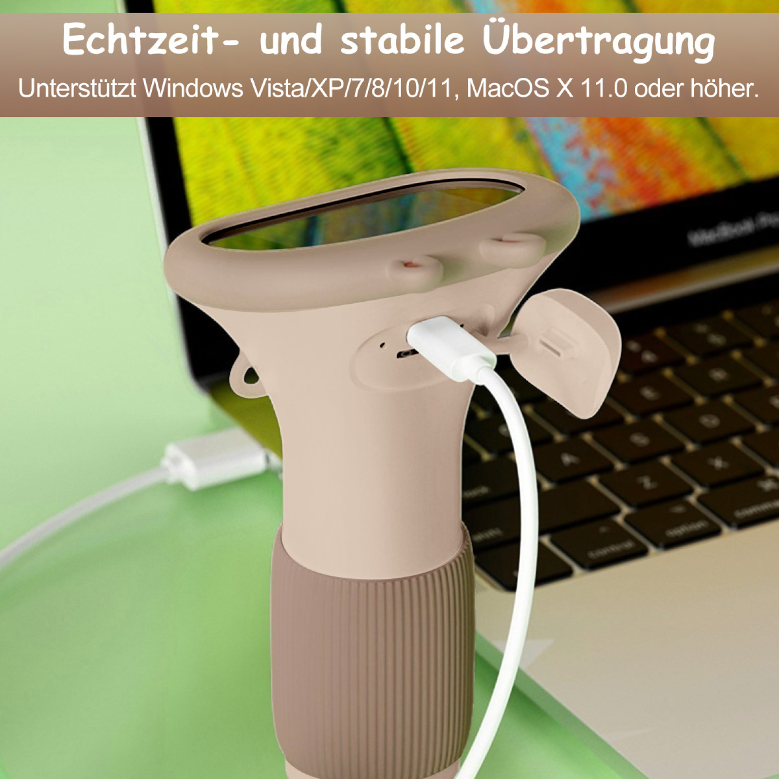 Beigefarbenes digitales Mikroskop, mit weißem Kabel an Laptop angeschlossen. Grüner Hintergrund.