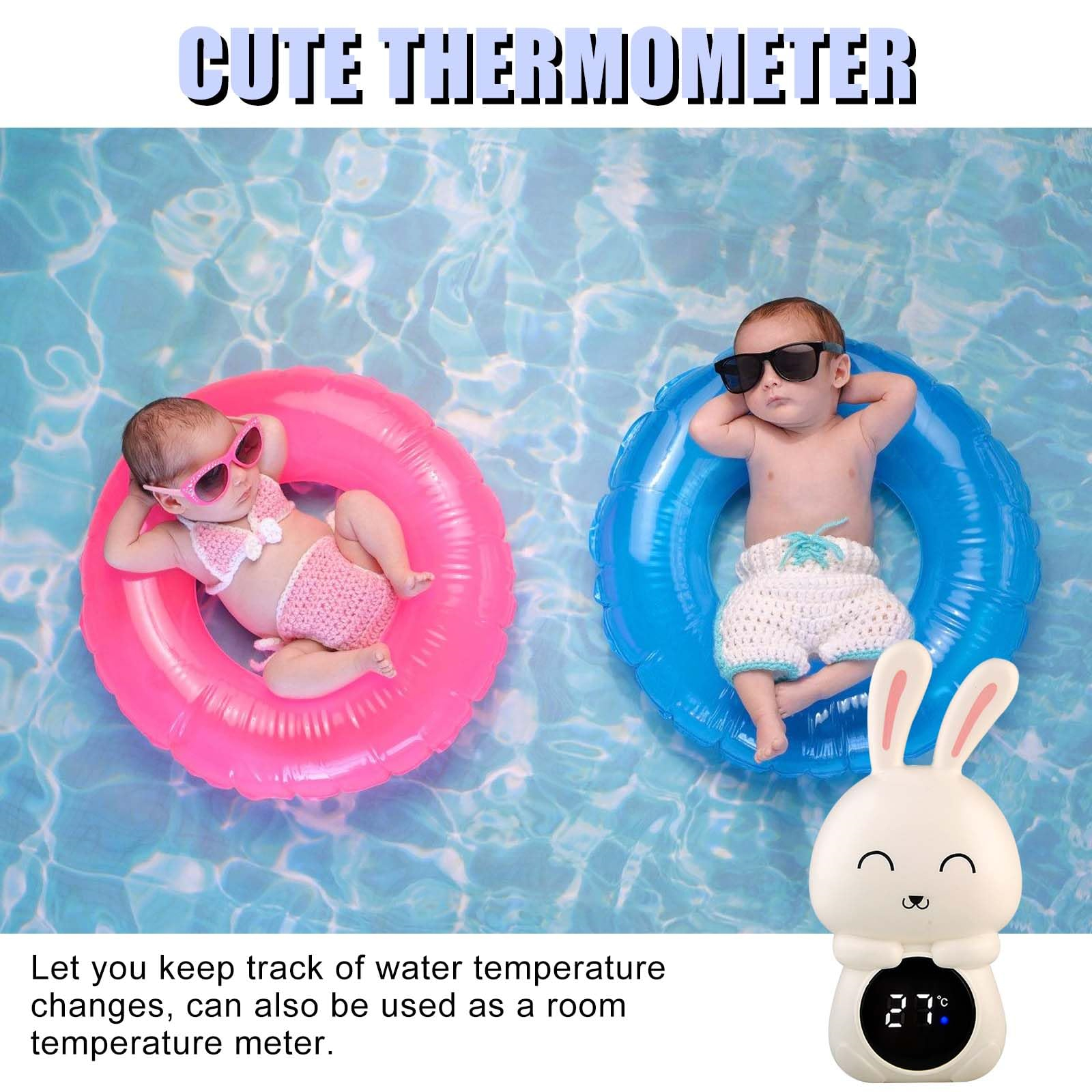 Zwei Babys mit Sonnenbrillen sind in Pools, und ein Hasen-Thermometer ist daneben. Text sagt: Süßes Thermometer.