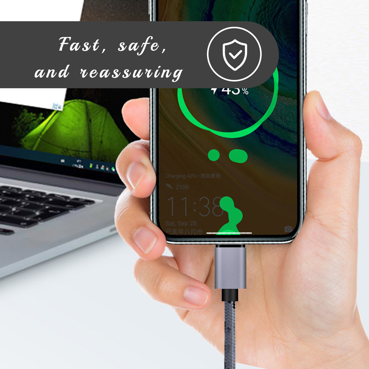 Eine Hand, die ein Telefon hält, das geladen wird, mit einem eingesteckten Kabel. Der Text lautet 'Schnell, sicher und beruhigend'.