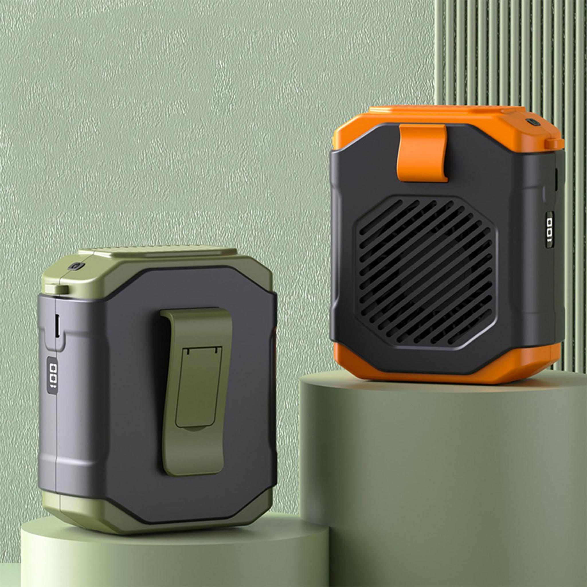 Zwei tragbare Ventilatoren, einer orange-schwarz, der andere grün-schwarz, mit einer Anzeige, die 100 % anzeigt.