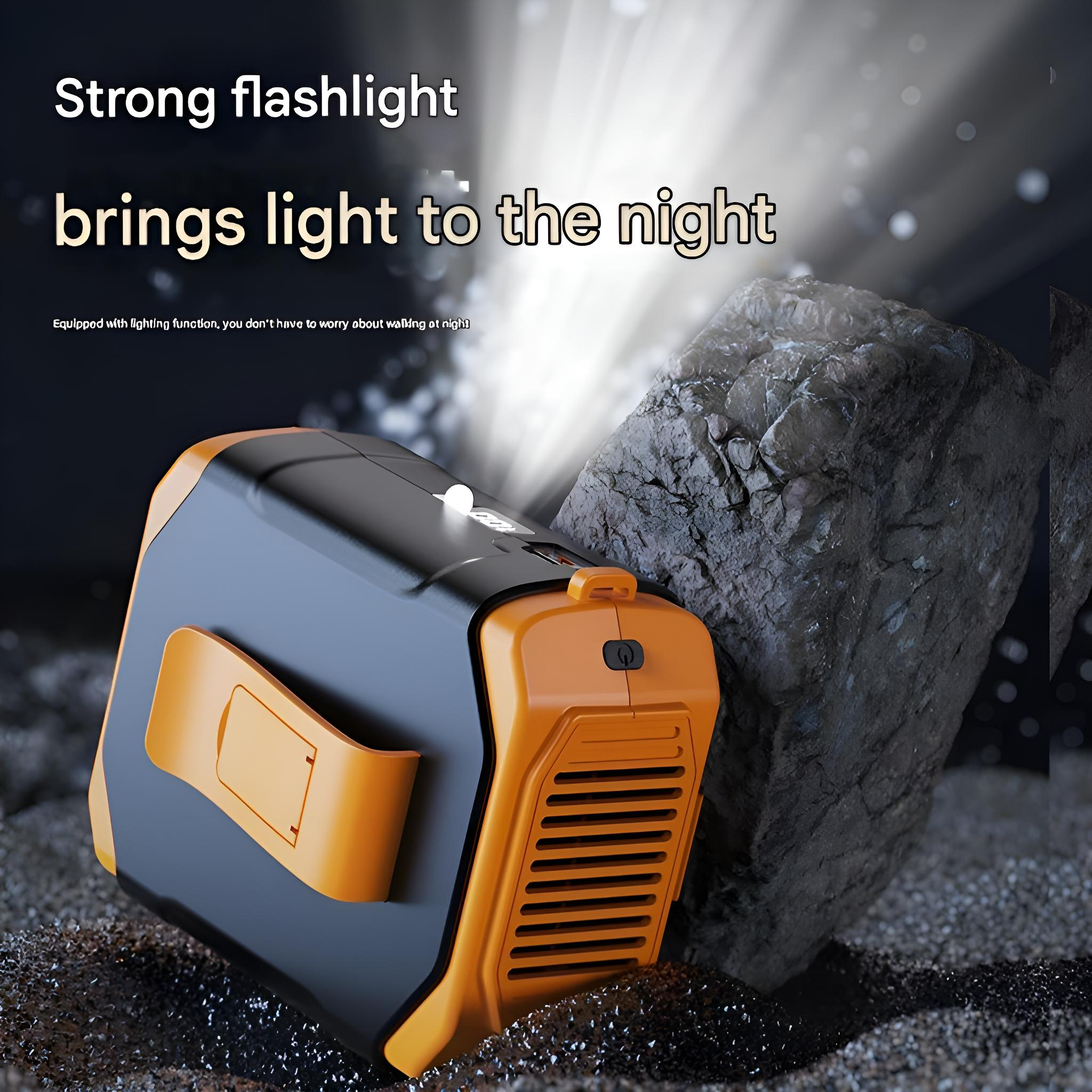 Ein schwarz-oranges Gerät im Taschenlampenstil auf sandigem Untergrund, mit dem Text: 'Starke Taschenlampe bringt Licht in die Nacht'.