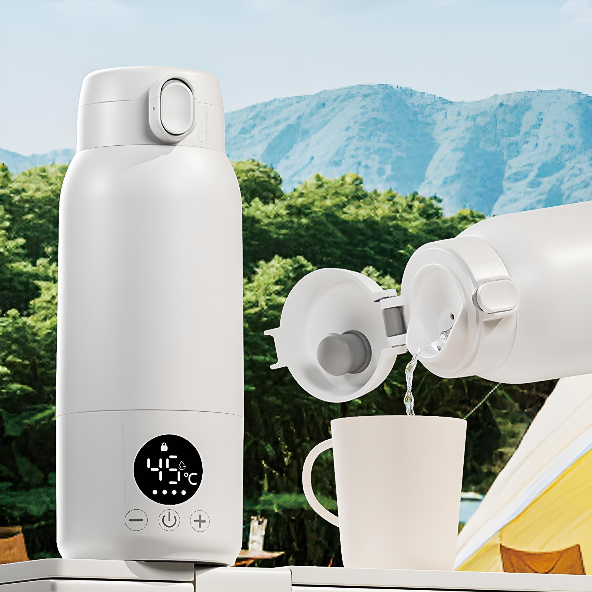 Eine weiße, isolierte Thermosflasche mit digitaler Anzeige. Eine andere Flasche gießt Wasser in einen Becher.