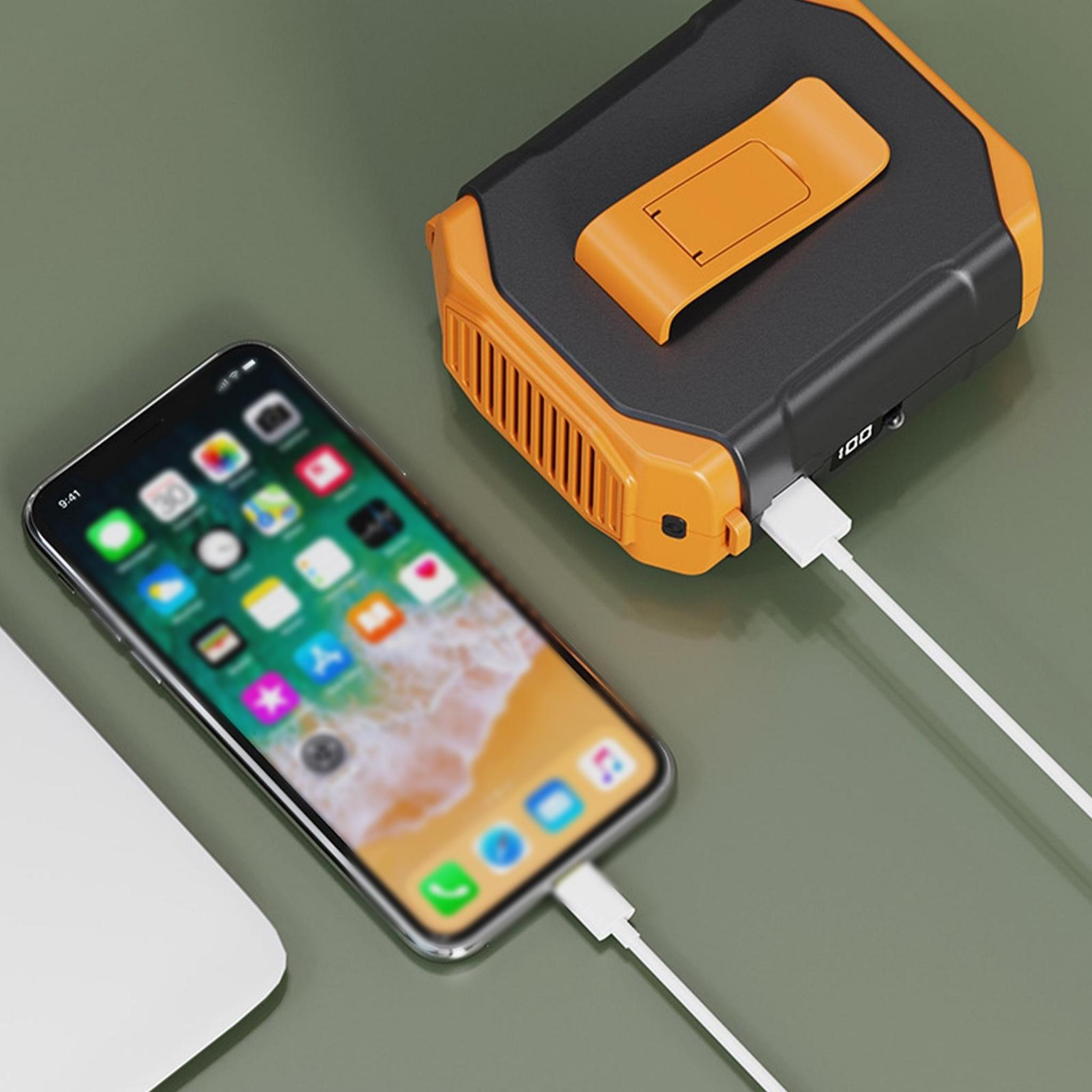 Smartphone über weißes Kabel mit Powerbank verbunden. Die Powerbank ist orange und schwarz.