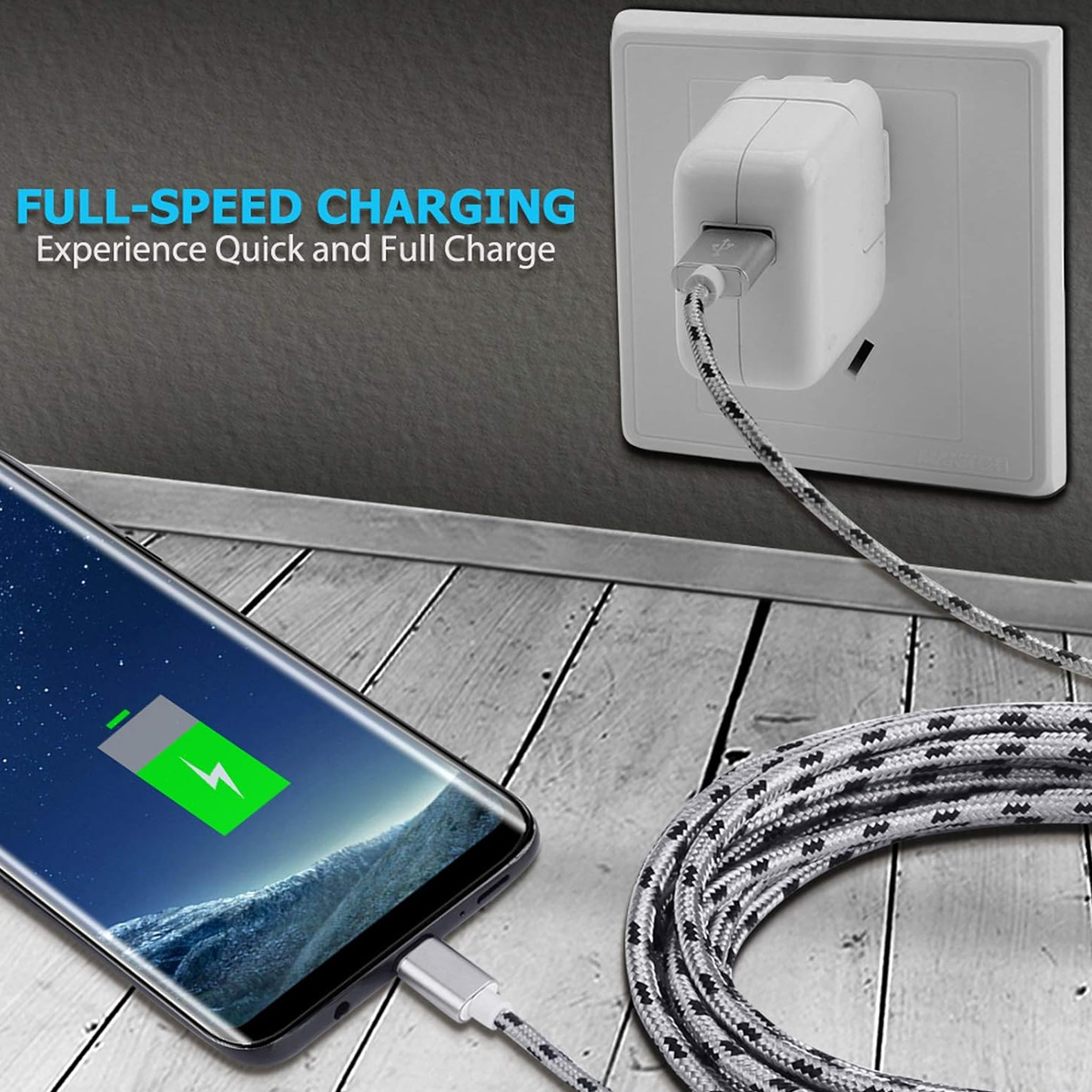 Ein Smartphone wird mit einem grauen geflochtenen Kabel aufgeladen, das an einem weißen Wandadapter an einer grauen Fliesenwand angeschlossen ist.
