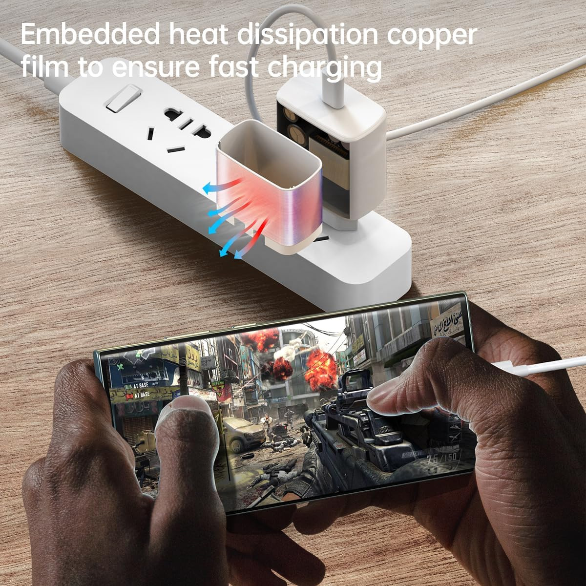 Ein Telefon, das an eine Steckdosenleiste angeschlossen ist. Ein Ladegerät ist angeschlossen. Eine Person hält das Telefon.