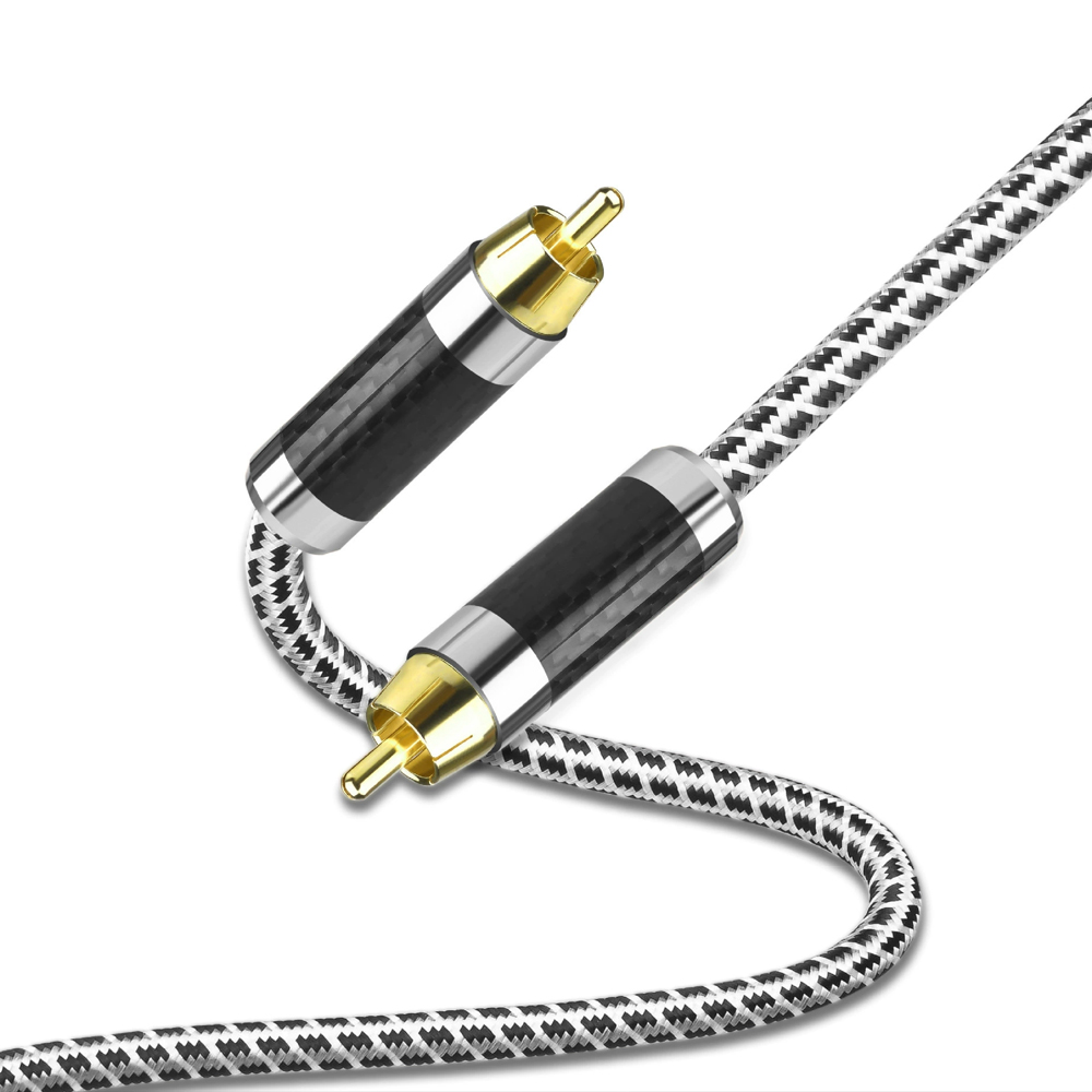 Nahaufnahme eines grau-weiß gemusterten Audiokabels mit goldenen Anschlüssen auf einem weißen Hintergrund.