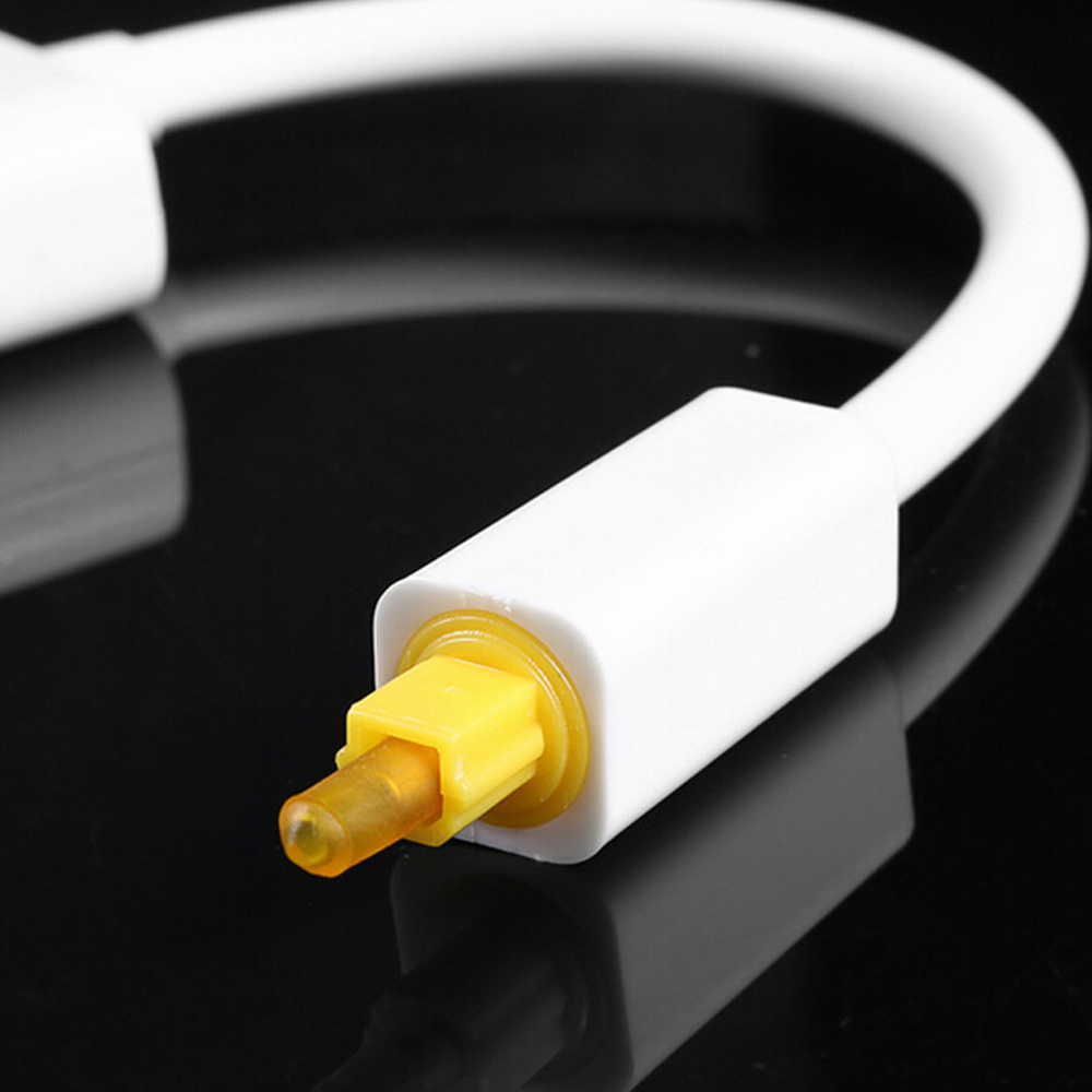 Ein weißer und gelber Lichtwellenleiter-Stecker mit schwarzem Hintergrund.