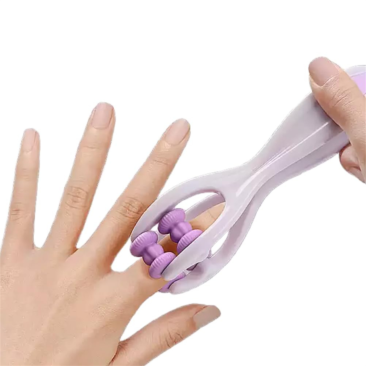 Eine Person, die eine Massagerolle an einem Finger verwendet, Nahaufnahme.