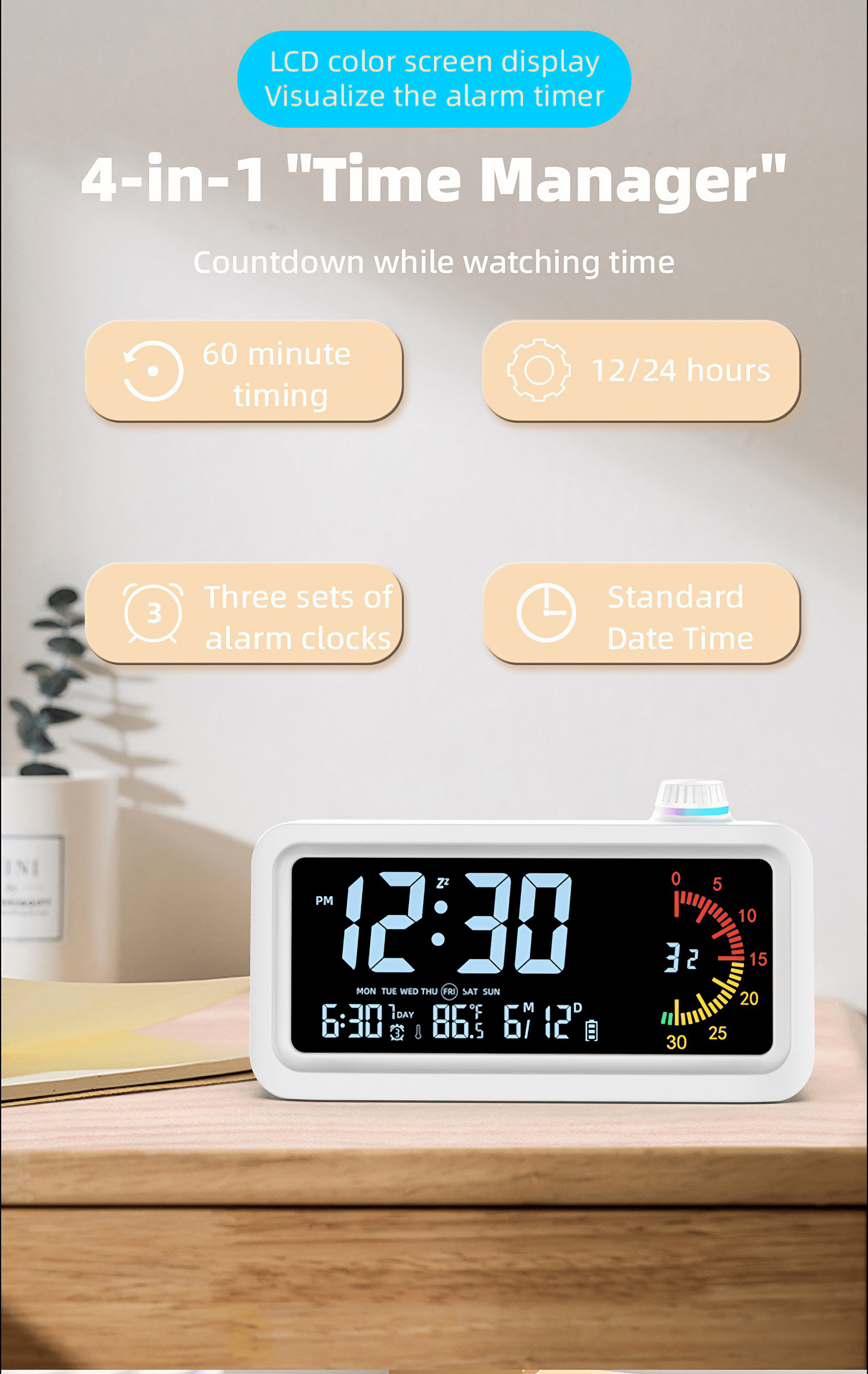Eine Digitaluhr mit Text. Sie steht auf einem Holztisch. Im Hintergrund eine Pflanze.