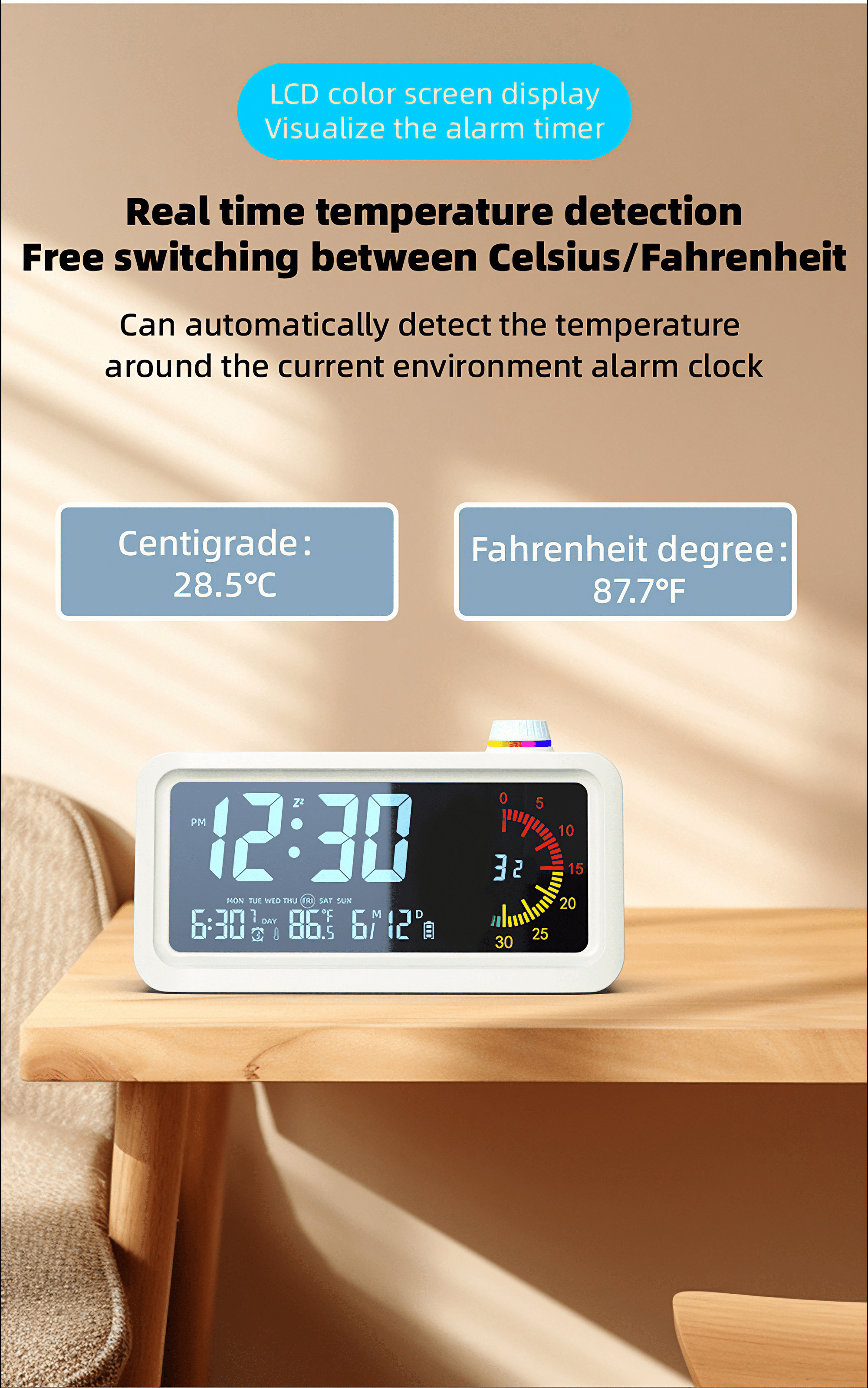 Ein digitaler Wecker auf einem Holztisch zeigt Uhrzeit und Temperatur in Celsius und Fahrenheit an.