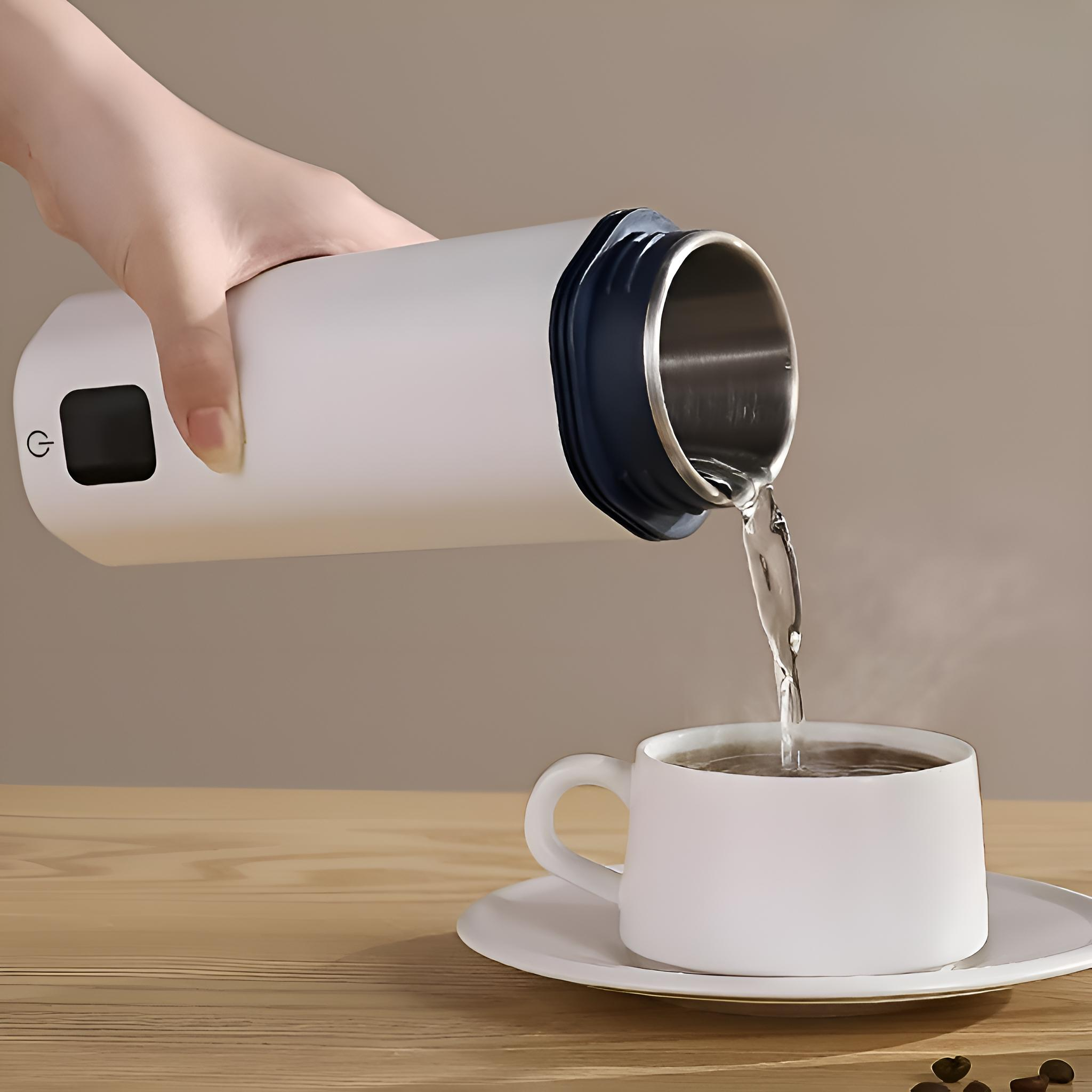 Eine Hand gießt Wasser aus einem weißen Reisebecher in eine weiße Tasse auf einem Tisch.