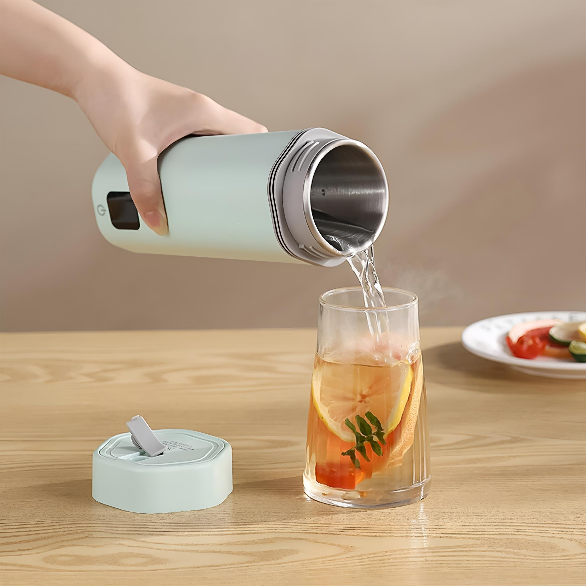 Eine Person gießt Wasser aus einer grünen Flasche in ein Glas mit Zitronenscheiben. Neben der Flasche liegt ein Deckel.