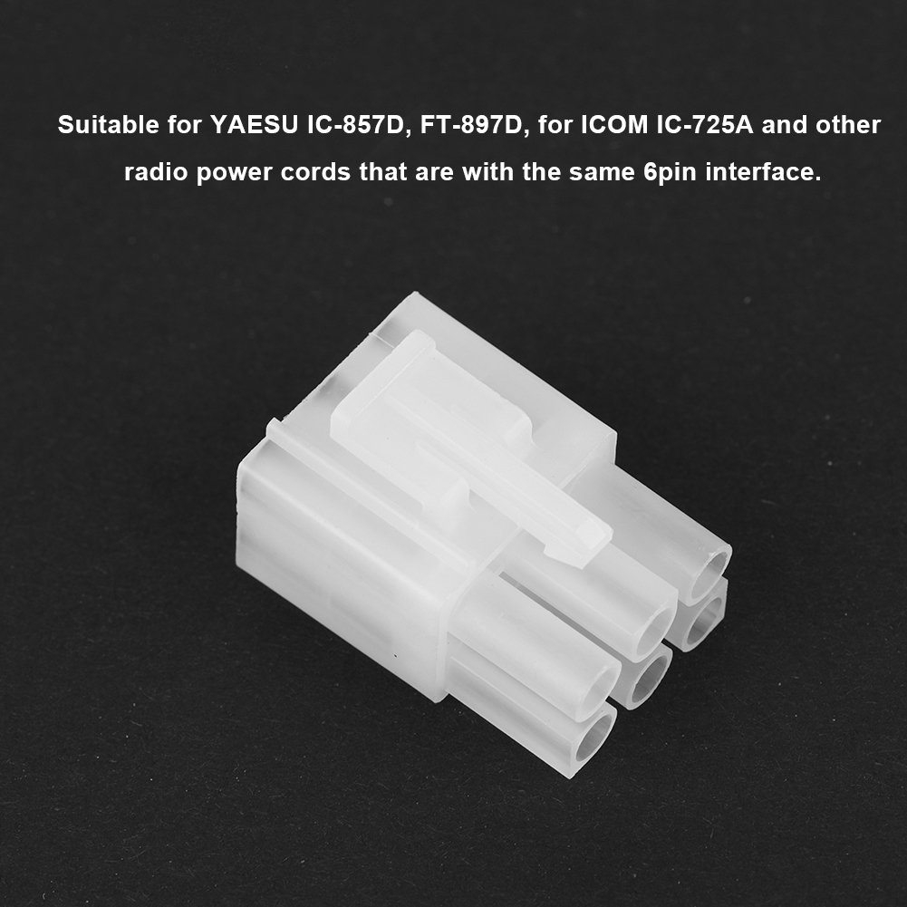 Ein weißer Kunststoff-Elektrostecker mit sechs Stiften auf dunklem grauem Hintergrund.