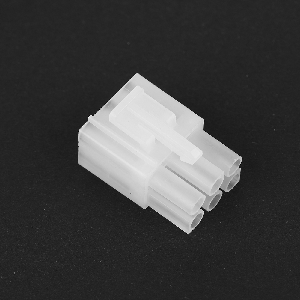 Nahaufnahme eines weißen Kunststoffsteckers mit mehreren Anschlüssen, isoliert auf einem dunklen Hintergrund. Der Stecker ist unbenutzt.