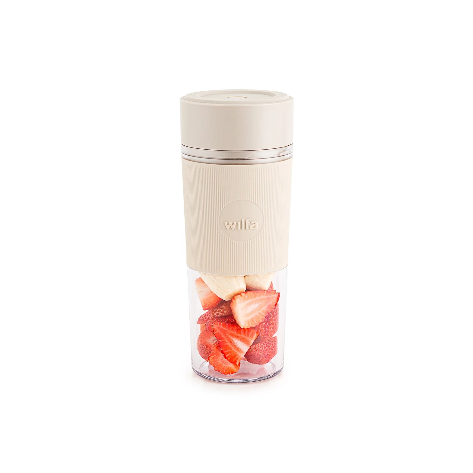 Ein beigefarbener Personal Blender mit Früchten im Inneren des Mischbechers, vor einem schlichten weißen Hintergrund.