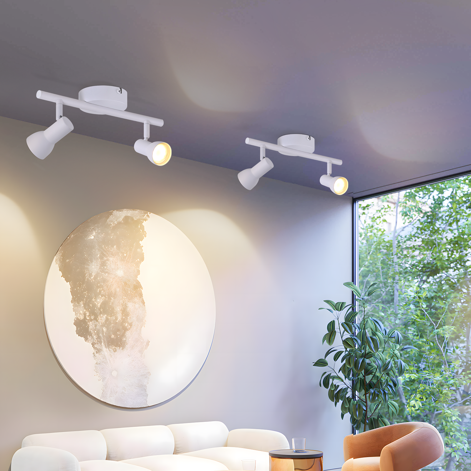 Due luci a binario con faretti bianchi illuminano un soggiorno con arredamento moderno e una grande finestra.
