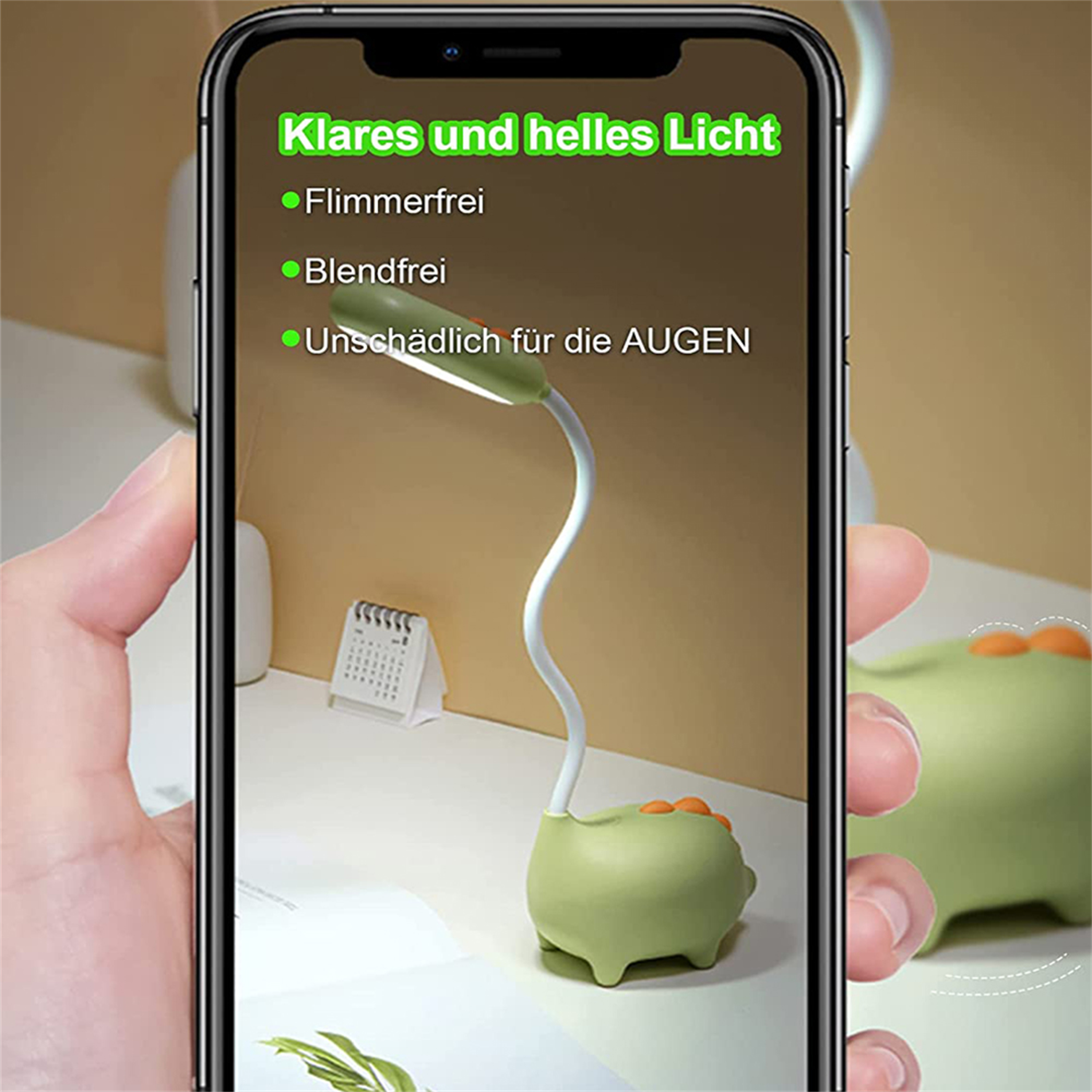 Eine Hand, die ein Telefon hält, das eine grüne, tierförmige Lampe mit Text anzeigt, der ihre Eigenschaften hervorhebt.
