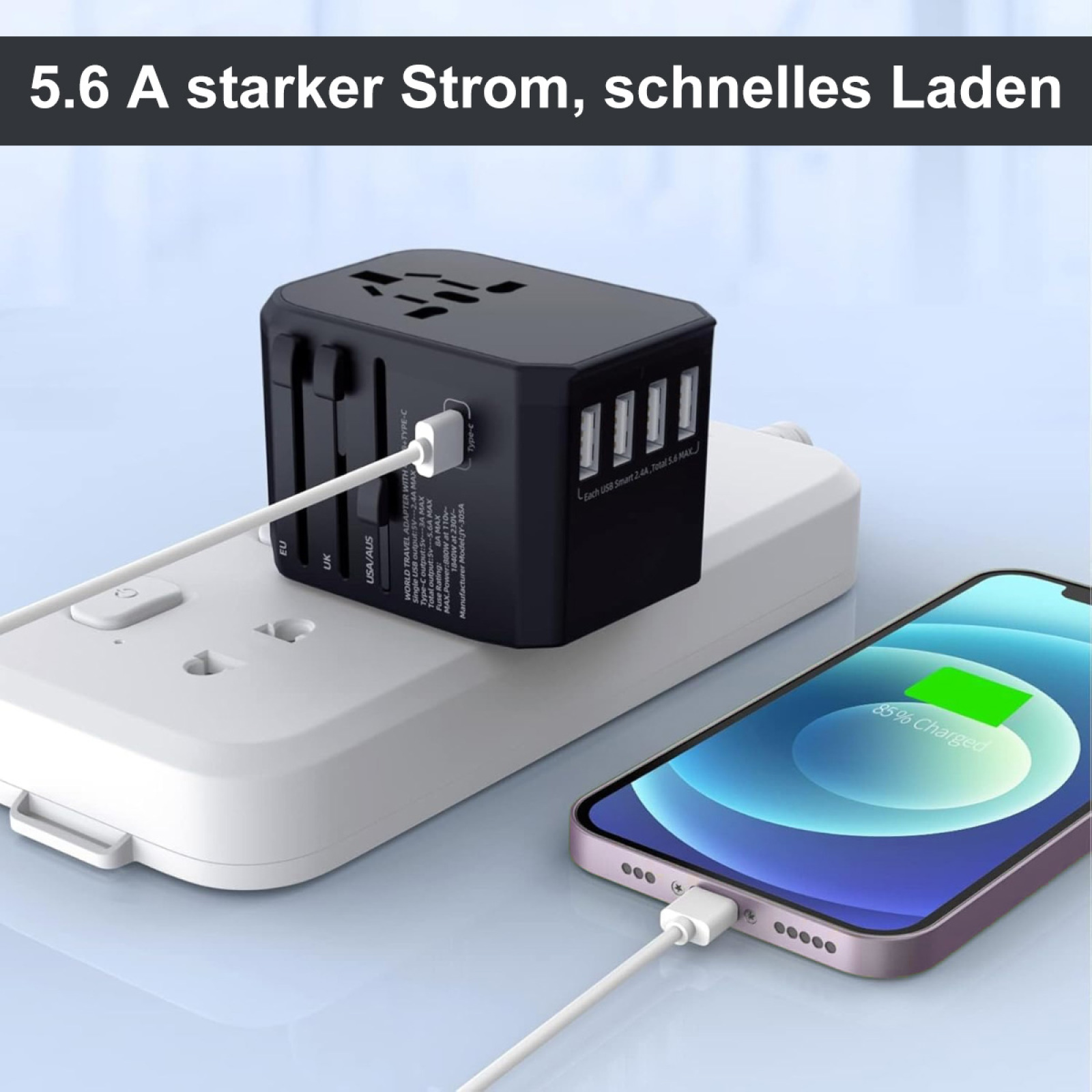 Ein schwarzer Universaladapter ist an eine weiße Steckdose angeschlossen und lädt ein Telefon, das 85 % geladen anzeigt.