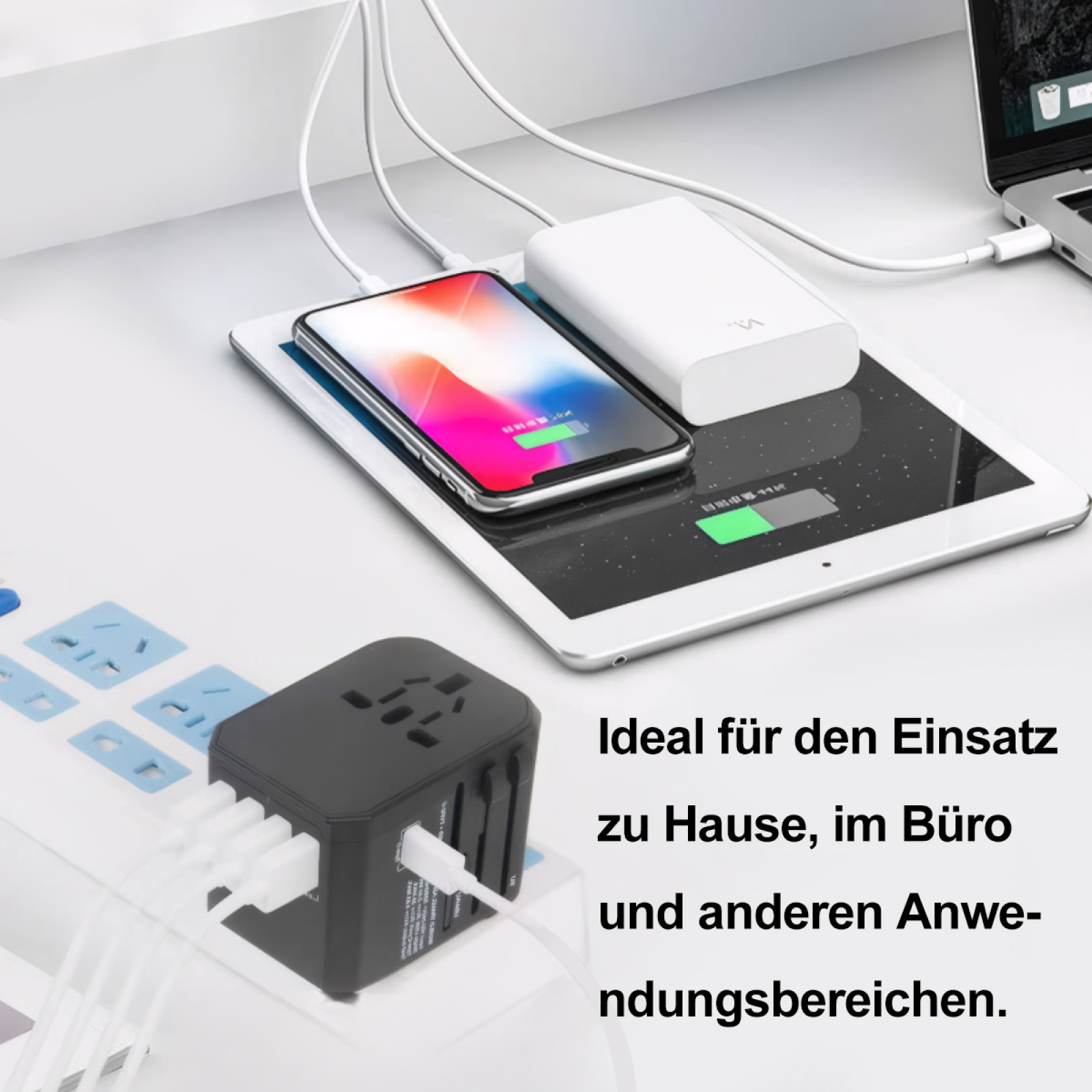 Ein schwarzer Adapter, der an eine weiße Steckdosenleiste angeschlossen ist und Geräte auf einem Schreibtisch auflädt.