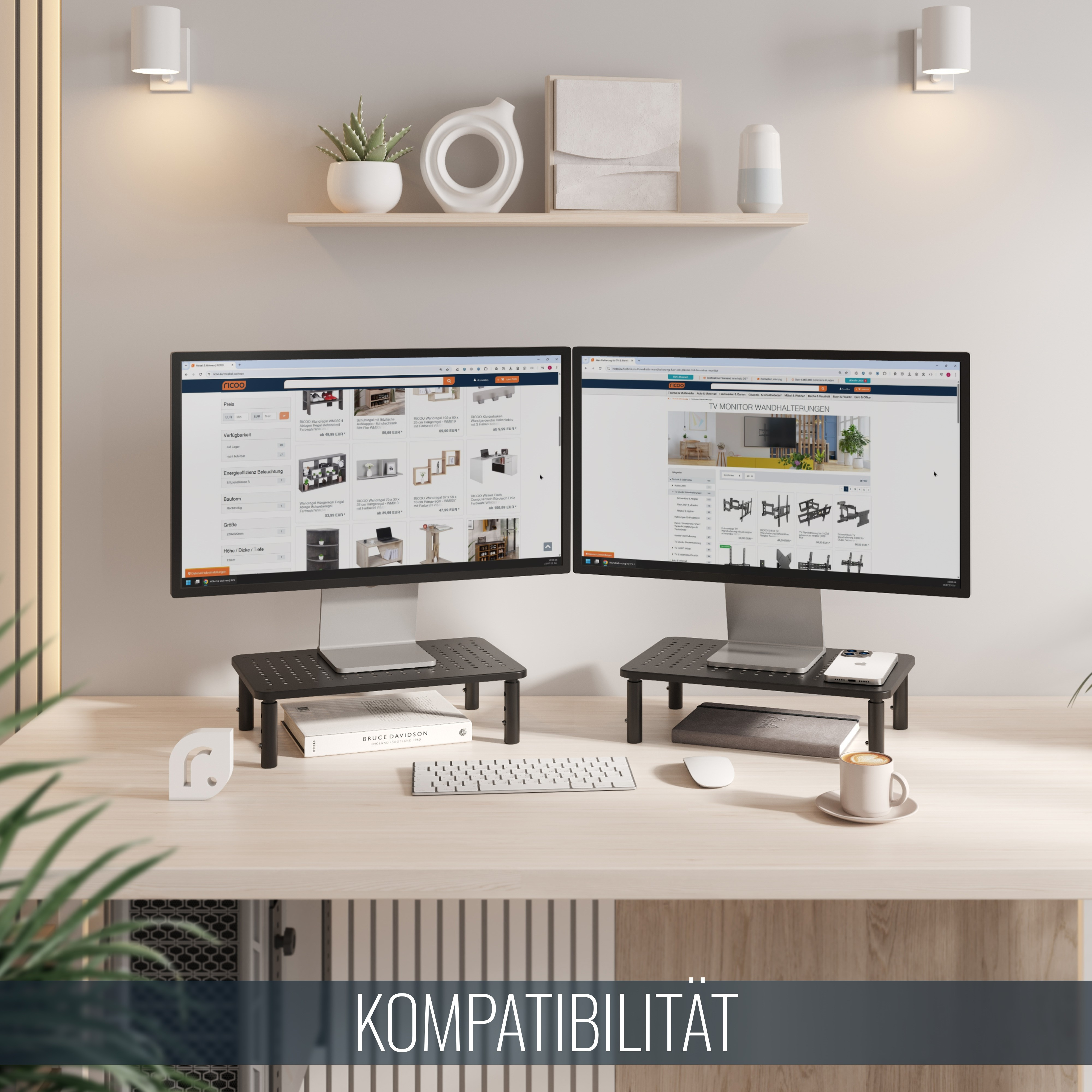 Zwei Monitore stehen auf Schreibtischen, jeder auf einem schwarzen Ständer. Eine Tastatur, eine Maus und eine Kaffeetasse befinden sich ebenfalls auf den Schreibtischen.
