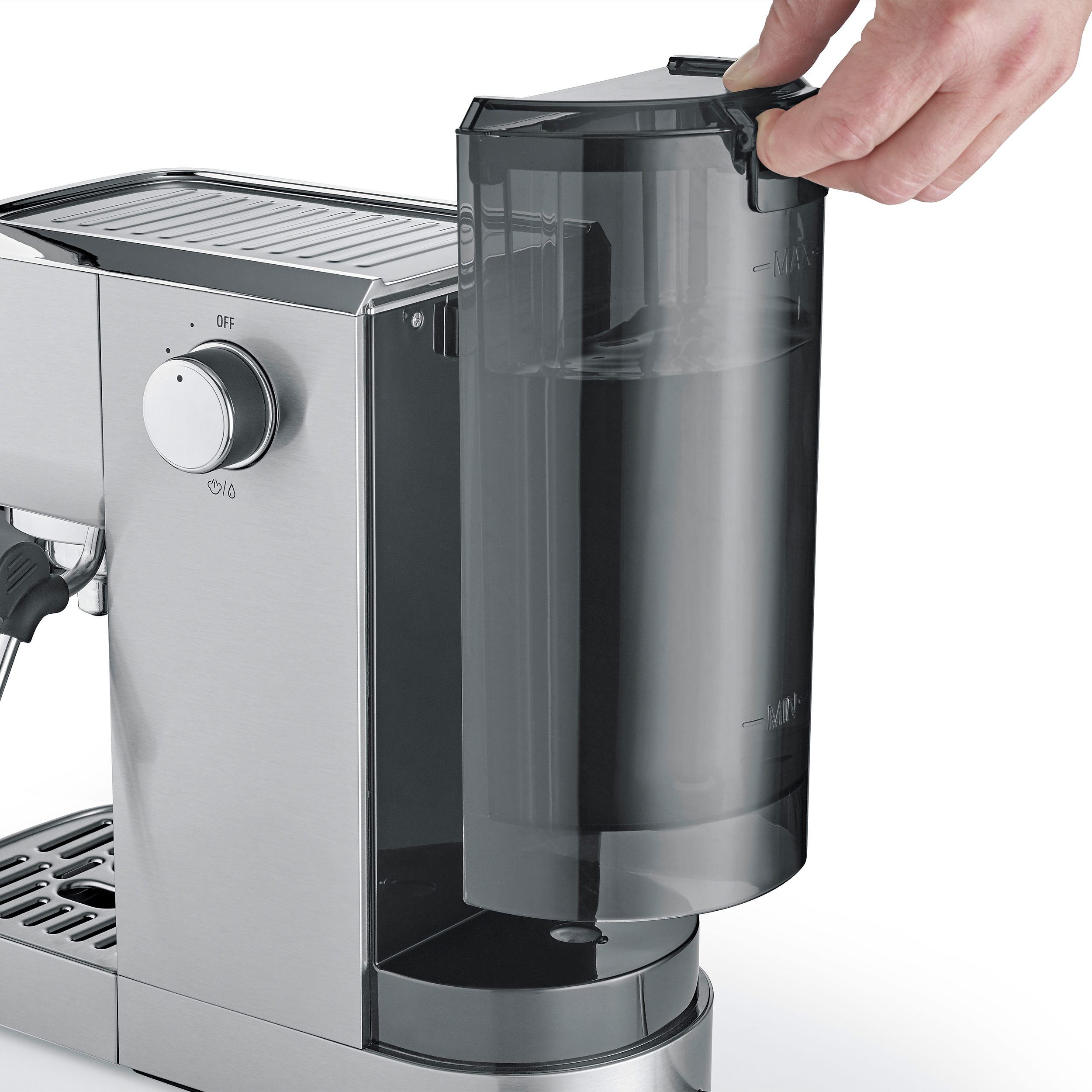 Eine Hand zieht den Wassertank einer silbernen Espressomaschine heraus.