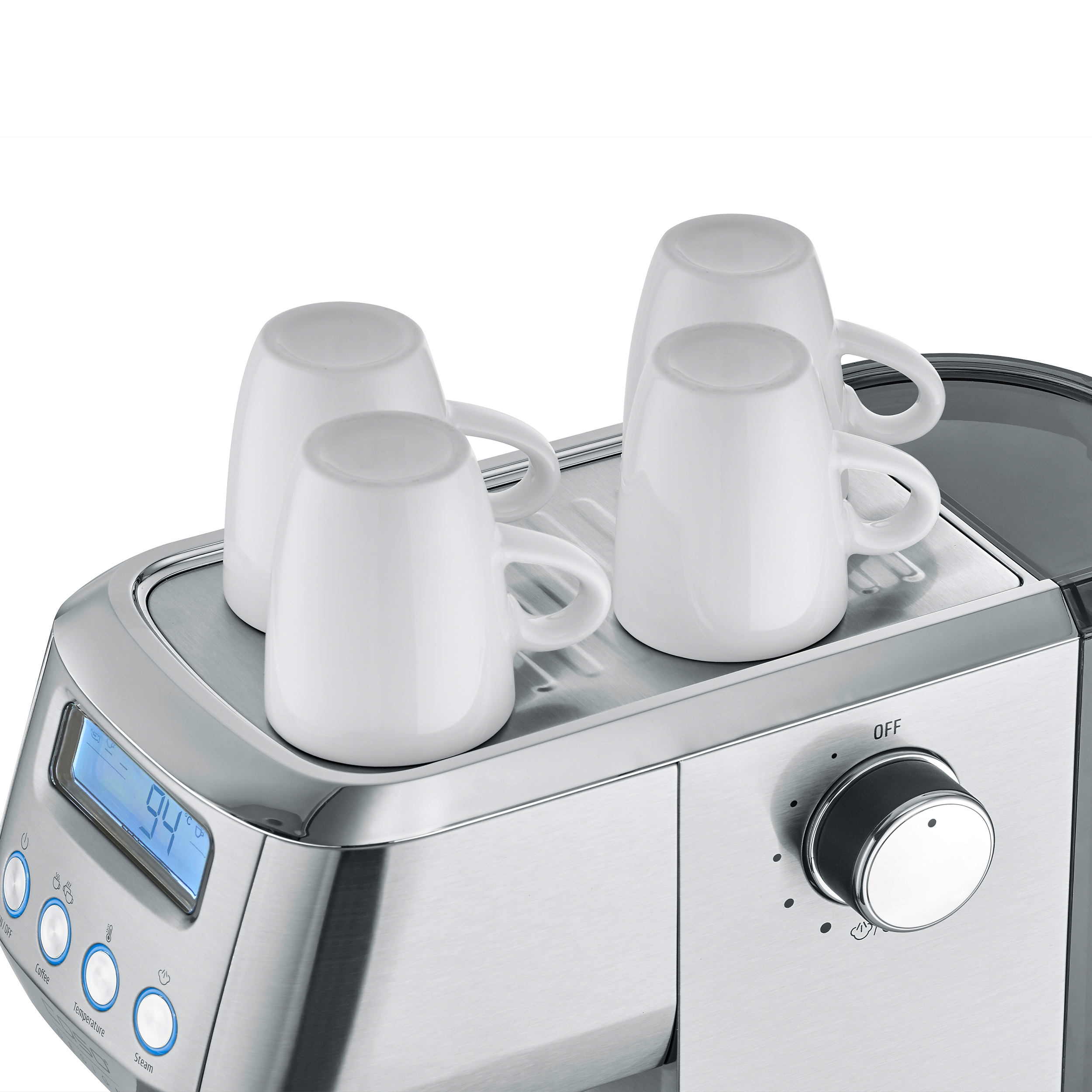 Vier weiße Tassen stehen auf einer silbernen Kaffeemaschine. Die Maschine hat eine Digitalanzeige und einen schwarzen Knopf.