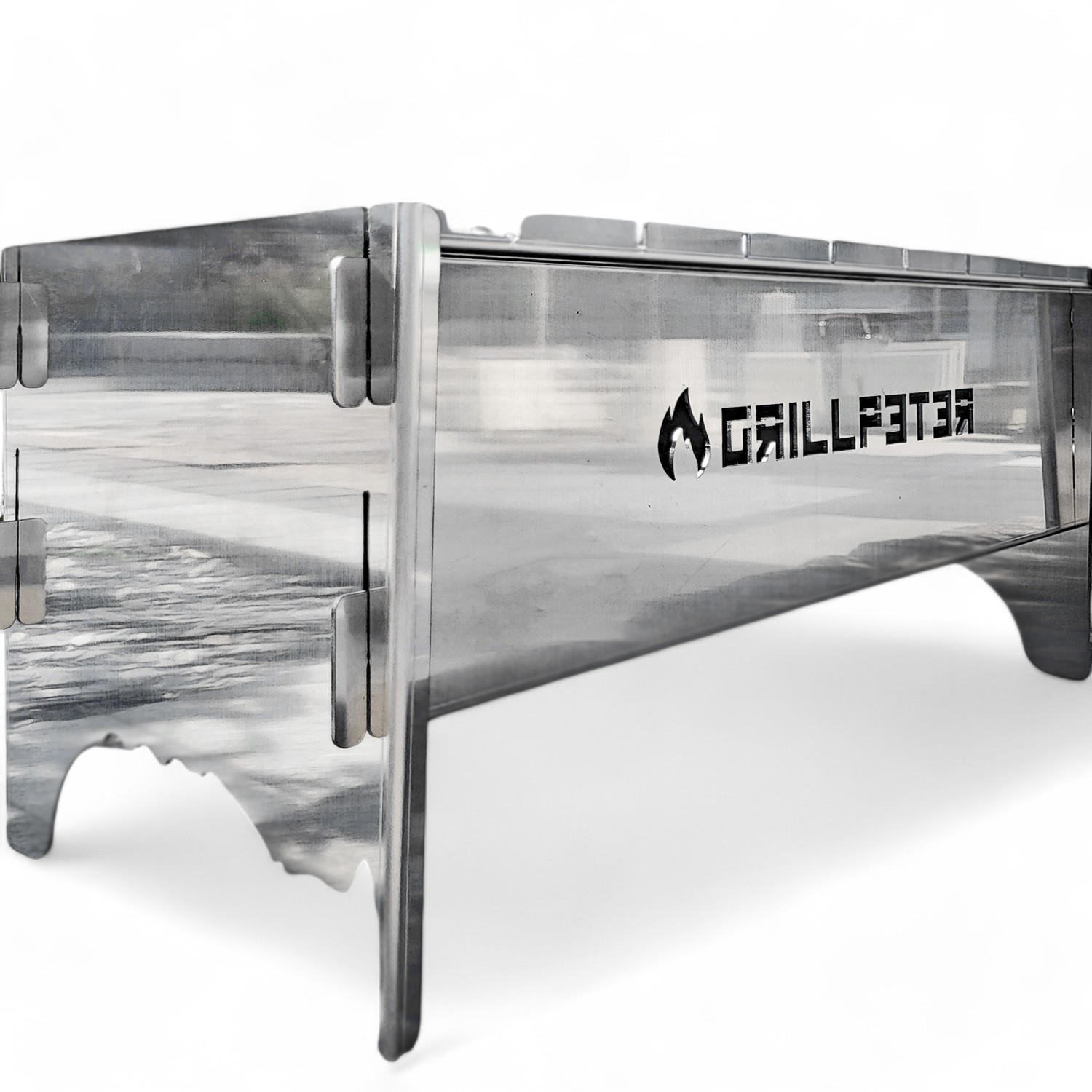 Ein silberner tragbarer Grill mit dem Text "GRILLFSTER" auf der Vorderseite.