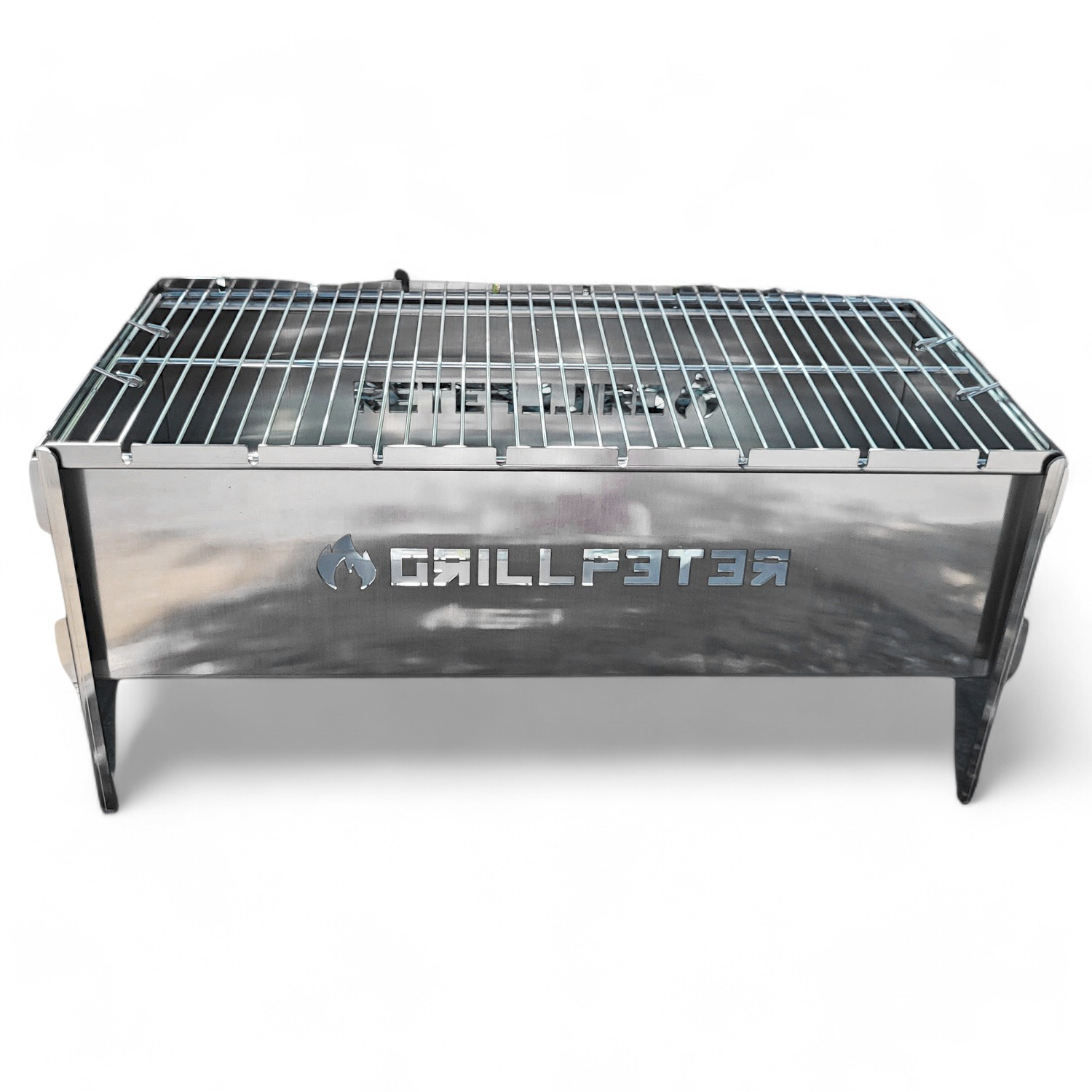 Ein silberner tragbarer Grill mit dem Text "GRILLFSTER" auf der Vorderseite.