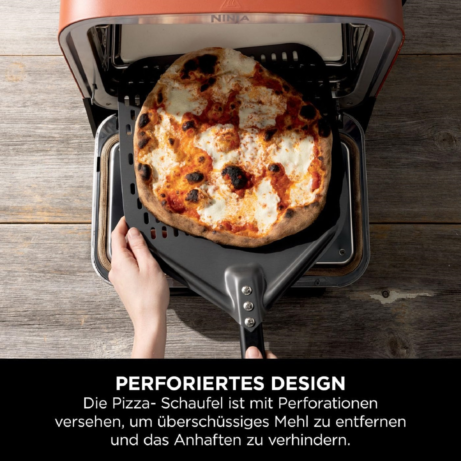 Una pizza en una pala de pizza siendo sacada de un horno.