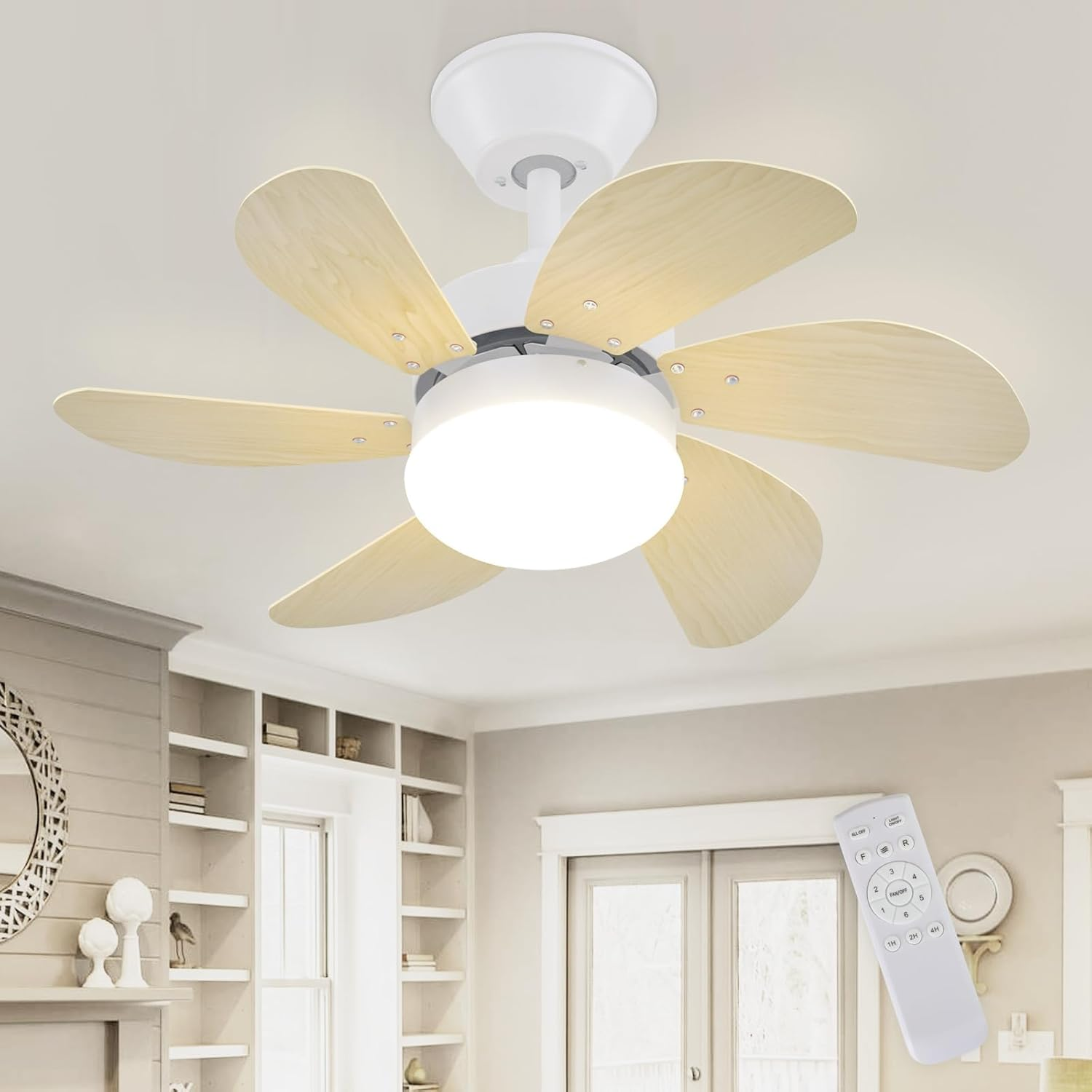 Un ventilatore da soffitto bianco con pale in legno chiaro è all'interno, con un telecomando in primo piano.